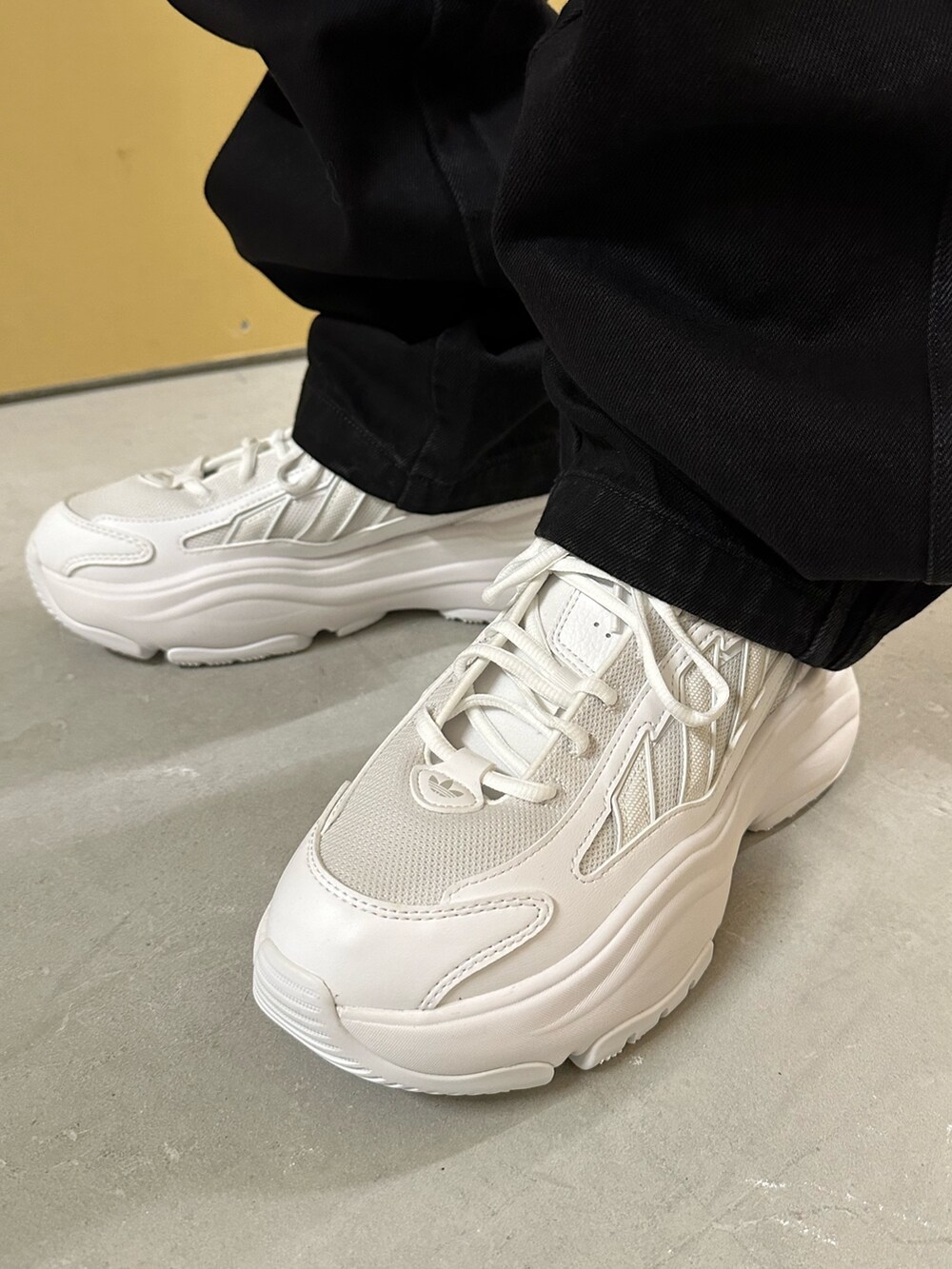 「スニーカー、デニム、アウター、ダウンジャケット、adidas、厚底シューズ、トラックパンツ、adidas originals、モノグラム、オズガイア」｜「adidasのダウン Regen モノグラム フード付きパファージャケット / アディダスオリジナルス adidas Originals（ダウンジャケット/コート、ブラック系）」を使った、MS:(さん（メンズ・171cm）の冬コーディネートの4枚目の写真