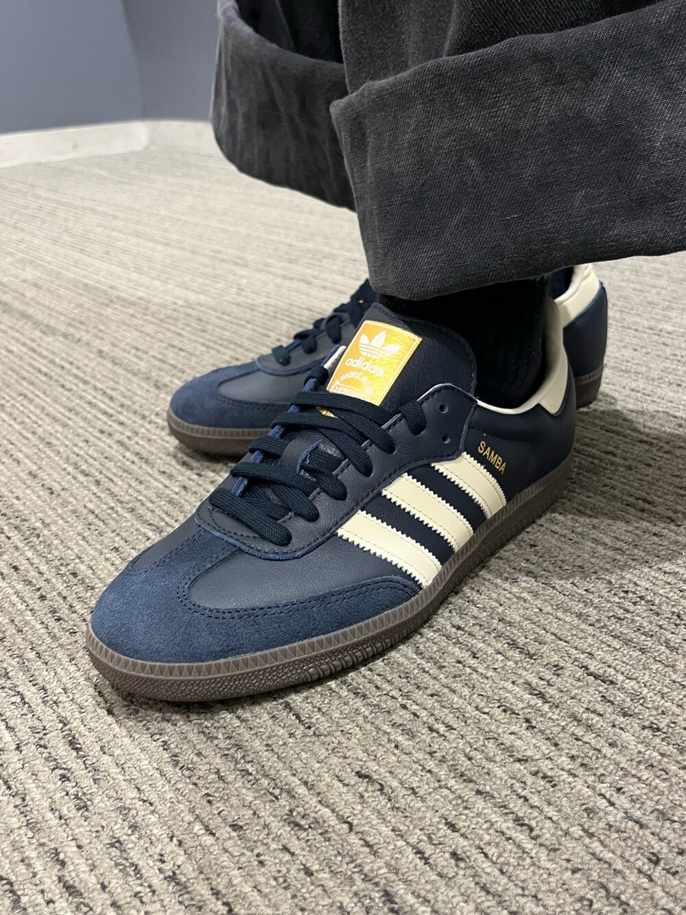 「スニーカー、デニムジャケット、ネイビー、adidas、ベースボールキャップ、adidas originals、サンバ、アディカラー、samba、クセニア・シュナイダー」｜「adidasのアディカラー クラシック トレフォイル ストーンウォッシュ ベースボールキャップ（キャップ、ブラック系）」を使った、MS:(さん（メンズ・171cm）の秋コーディネートの5枚目の写真