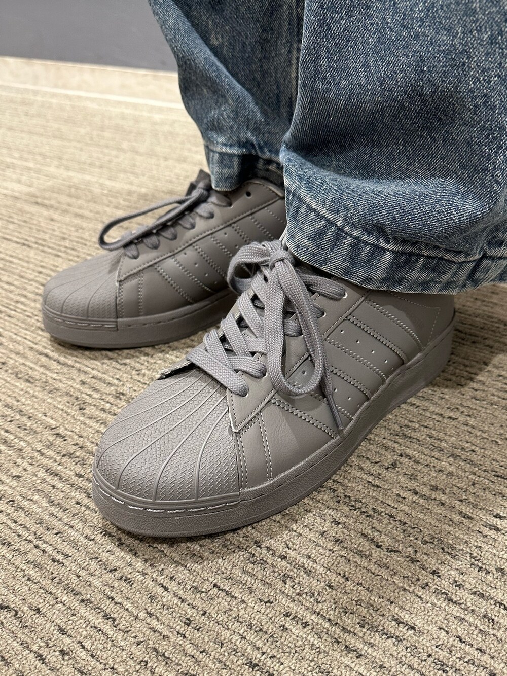 「アウター、adidas、アディダス、厚底シューズ、adidas originals、ボンバージャケット、スーパースター、アディカラー、SUPERSTAR XLG、シュムーフォイル」｜「adidasのアディカラー クラシック トレフォイル ストーンウォッシュ ベースボールキャップ（キャップ、ブラック系）」を使った、MS:(さん（メンズ・171cm）の秋コーディネートの6枚目の写真