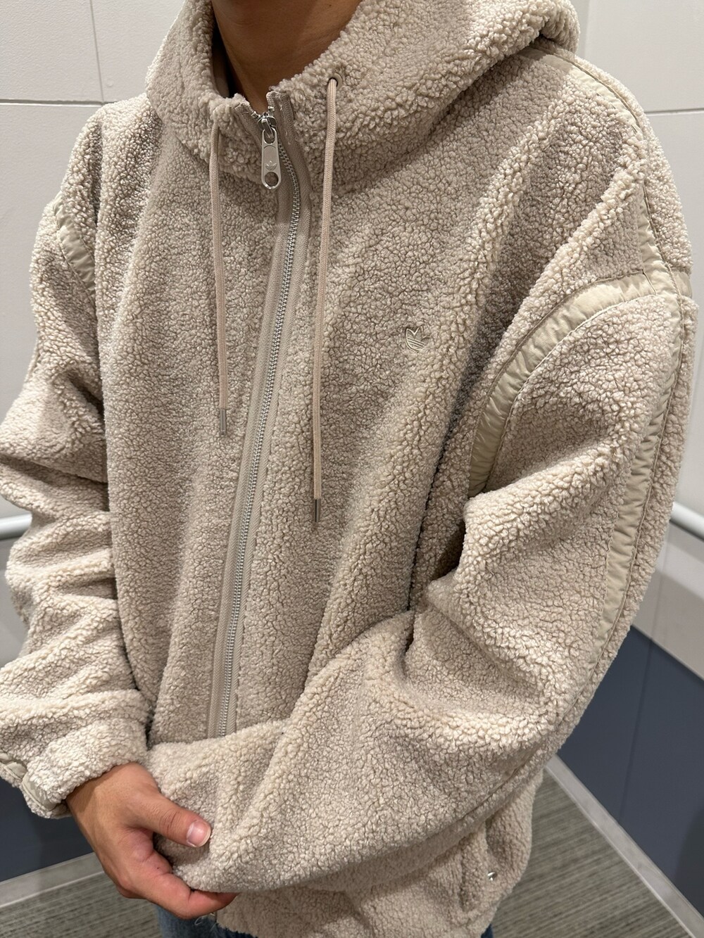 「スニーカー、アウター、ブーツ、adidas、フリース、アディダス、GORE-TEX、フリースジャケット、adidas originals、フルジップパーカー」｜「adidasのプレミアム エッセンシャルズ フリースジャケット / アディダスオリジナルス adidas Originals（ブルゾン、ベージュ系）」を使った、MS:(さん（メンズ・171cm）の秋コーディネートの4枚目の写真