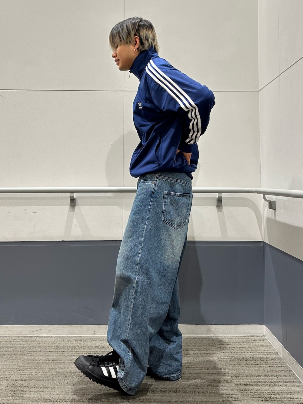 「スニーカー、ブーツ、adidas、ジャージ、GORE-TEX、adidas originals、トラックジャケット、トラックトップ、アディカラー、ファイヤーバード」｜「adidasのアディカラー クラシックス ファイヤーバード トラックトップ（ジャージ） / アディダスオリジナルス adidas Originals（ジャージ、ブルー系）」を使った、MS:(さん（メンズ・171cm）の秋コーディネートの2枚目の写真