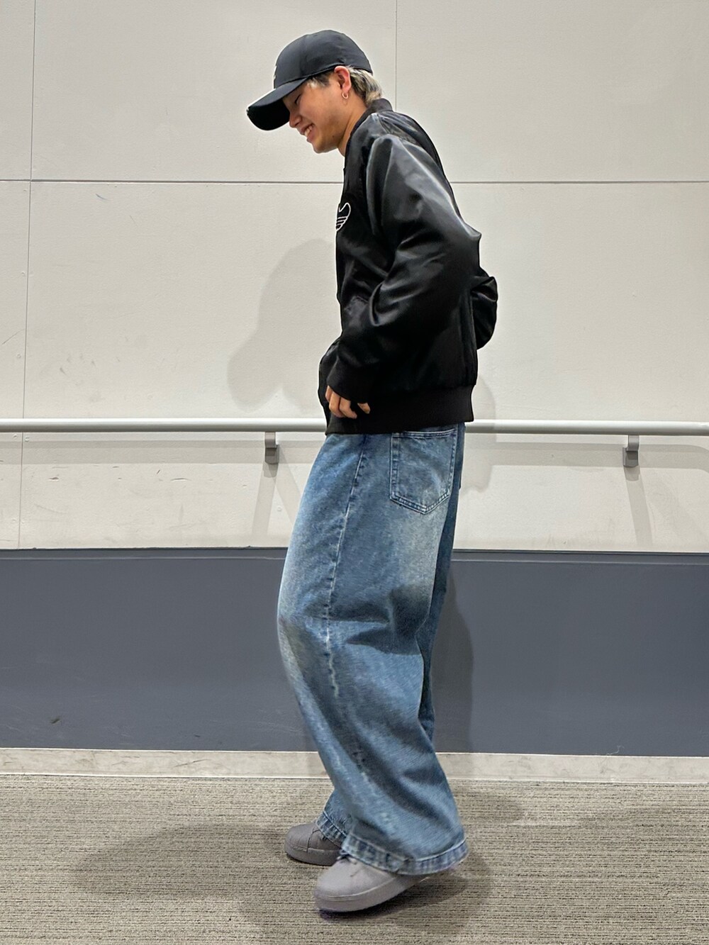 「アウター、adidas、アディダス、厚底シューズ、adidas originals、ボンバージャケット、スーパースター、アディカラー、SUPERSTAR XLG、シュムーフォイル」｜「adidasのアディカラー クラシック トレフォイル ストーンウォッシュ ベースボールキャップ（キャップ、ブラック系）」を使った、MS:(さん（メンズ・171cm）の秋コーディネートの3枚目の写真