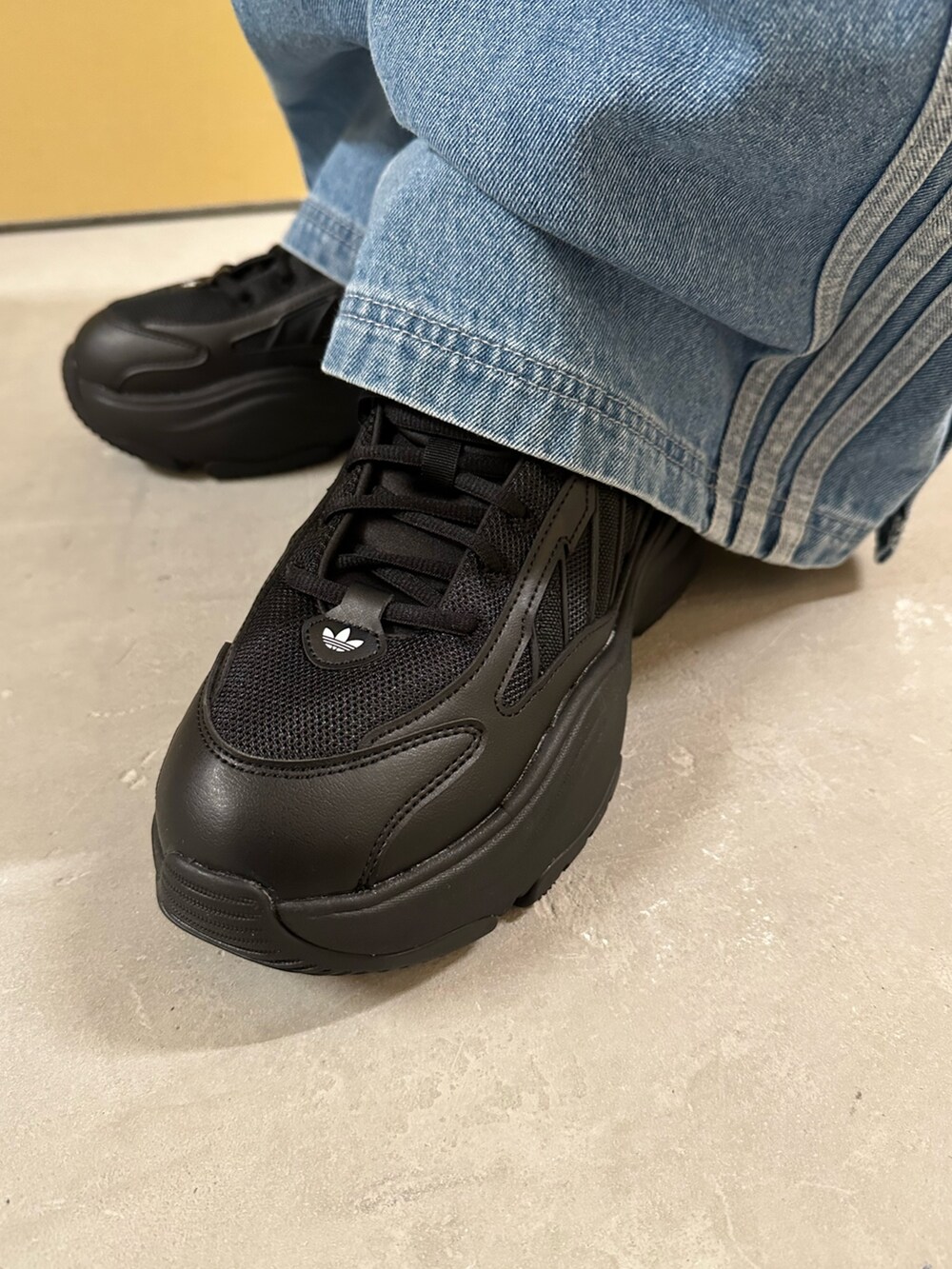 「スニーカー、adidas、アディダス、ワイドパンツ、デニムパンツ、厚底シューズ、adidas originals、アノラック、アノラックパーカー、オズガイア」｜「adidasのキャップ / アディダスオリジナルス（キャップ、ブラック系）」を使った、MS:(さん（メンズ・171cm）の冬コーディネートの4枚目の写真