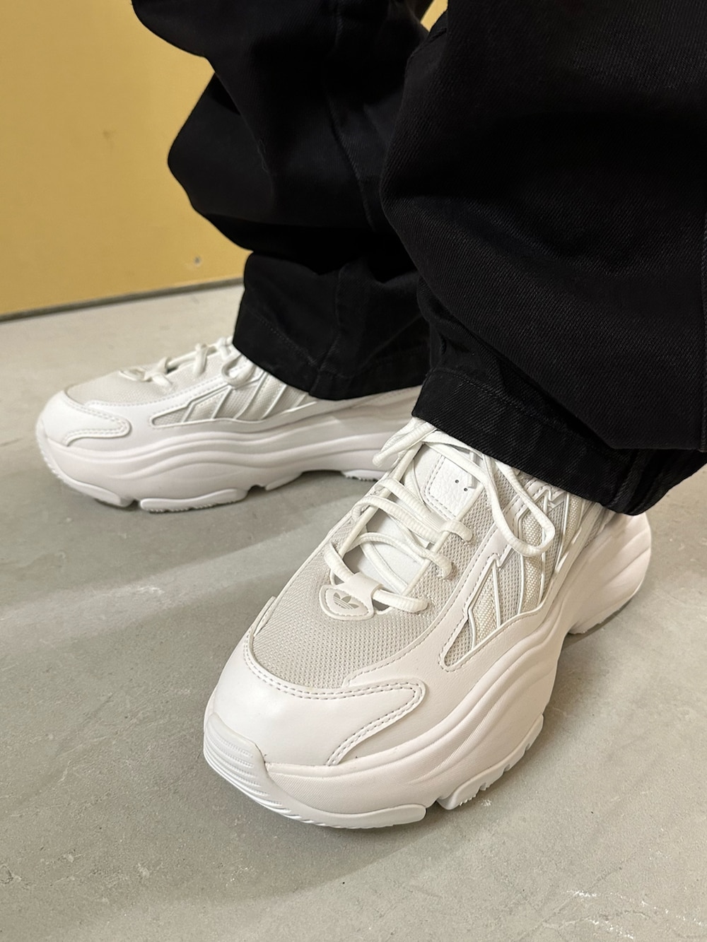 「デニム、adidas、ナイロンジャケット、厚底シューズ、トラックパンツ、adidas originals、モノグラム、ファイヤーバード、オズガイア」｜「adidasのプレミアムデニム ファイヤーバード トラックパンツ（スウェットパンツ、ブラック系）」を使った、MS:(さん（メンズ・171cm）の冬コーディネートの4枚目の写真