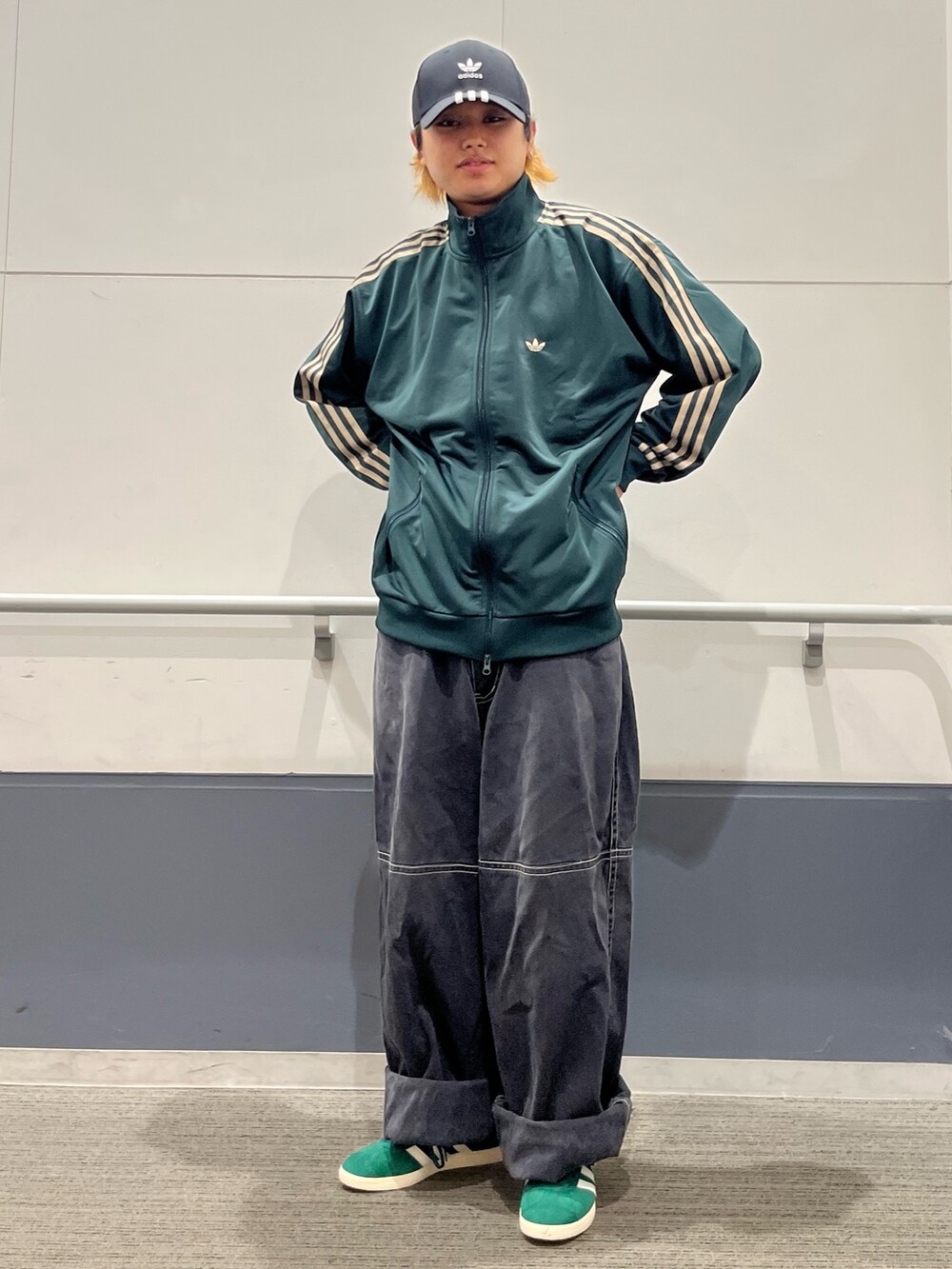 「スニーカー、ジャケット、adidas、ジャージ、アディダス、ベースボールキャップ、adidas originals、トラックジャケット、ベッケンバウアー、ガゼル」｜「adidasのアディカラー クラシック トレフォイル ストーンウォッシュ ベースボールキャップ（キャップ、ブラック系）」を使った、MS:(さん（メンズ・171cm）の秋コーディネートの4枚目の写真