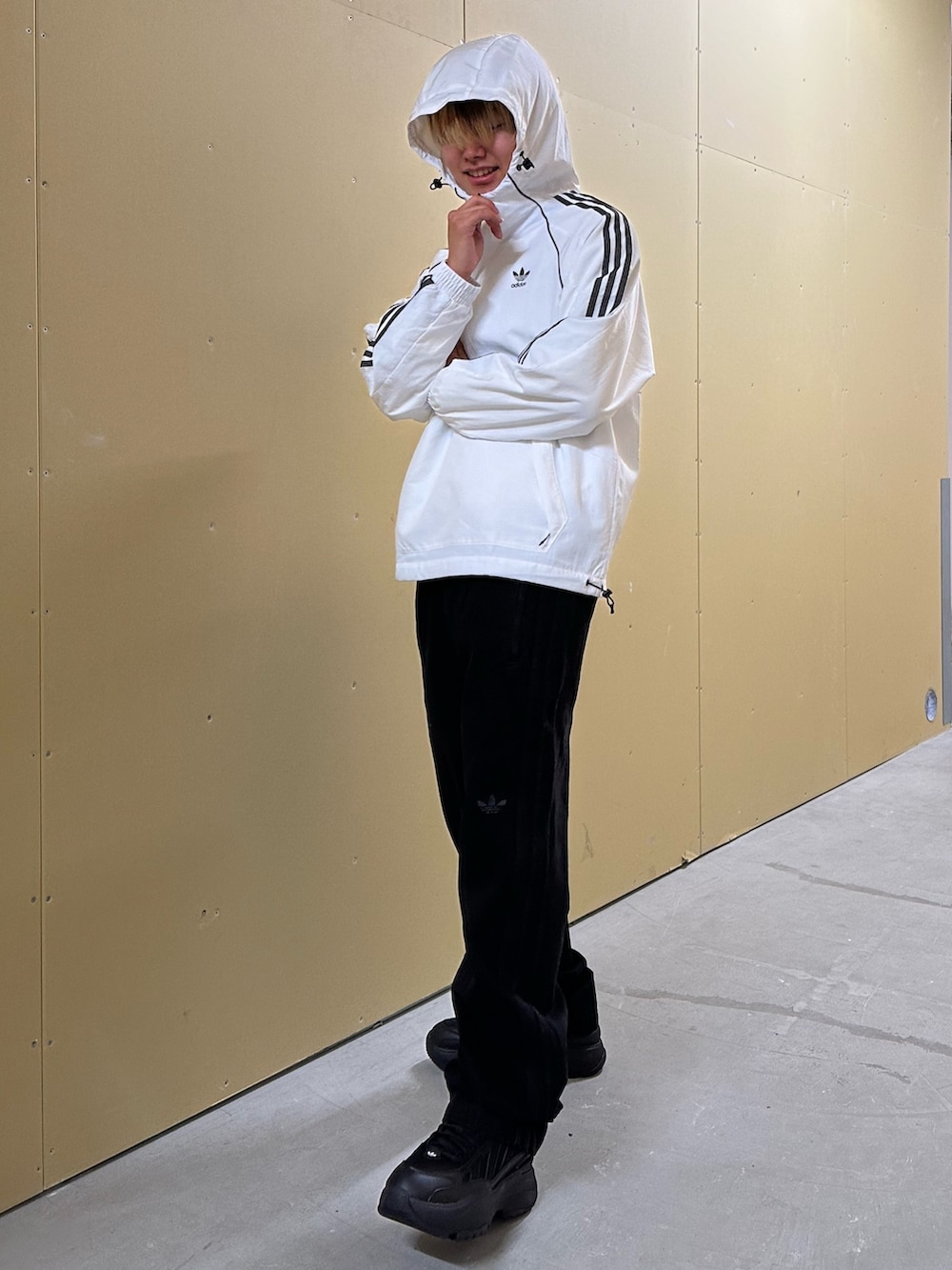 「スニーカー、adidas、厚底シューズ、トラックパンツ、adidas originals、アノラック、アノラックパーカー、ハーフジップ、ファイヤーバード、オズガイア」｜「adidasのアノラック / ANORAK / アディダスオリジナルス adidas Originals（ナイロンジャケット、ホワイト系）」を使った、MS:(さん（メンズ・171cm）の冬コーディネートの3枚目の写真