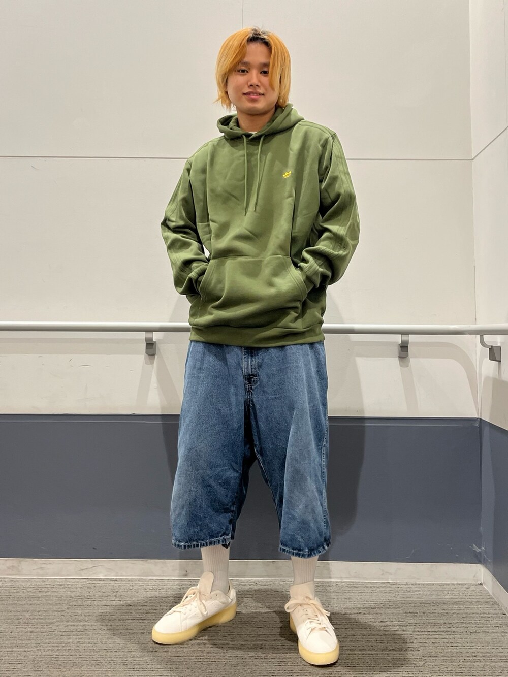 「スニーカー、グリーン、パーカー、adidas、スタンスミス、adidas originals、フーディー、シュムーフォイル」｜「adidasのヘビーウェイト シュムーフォイル パーカー（パーカー、グリーン系）」を使った、MS:(さん（メンズ・171cm）の秋コーディネートの2枚目の写真
