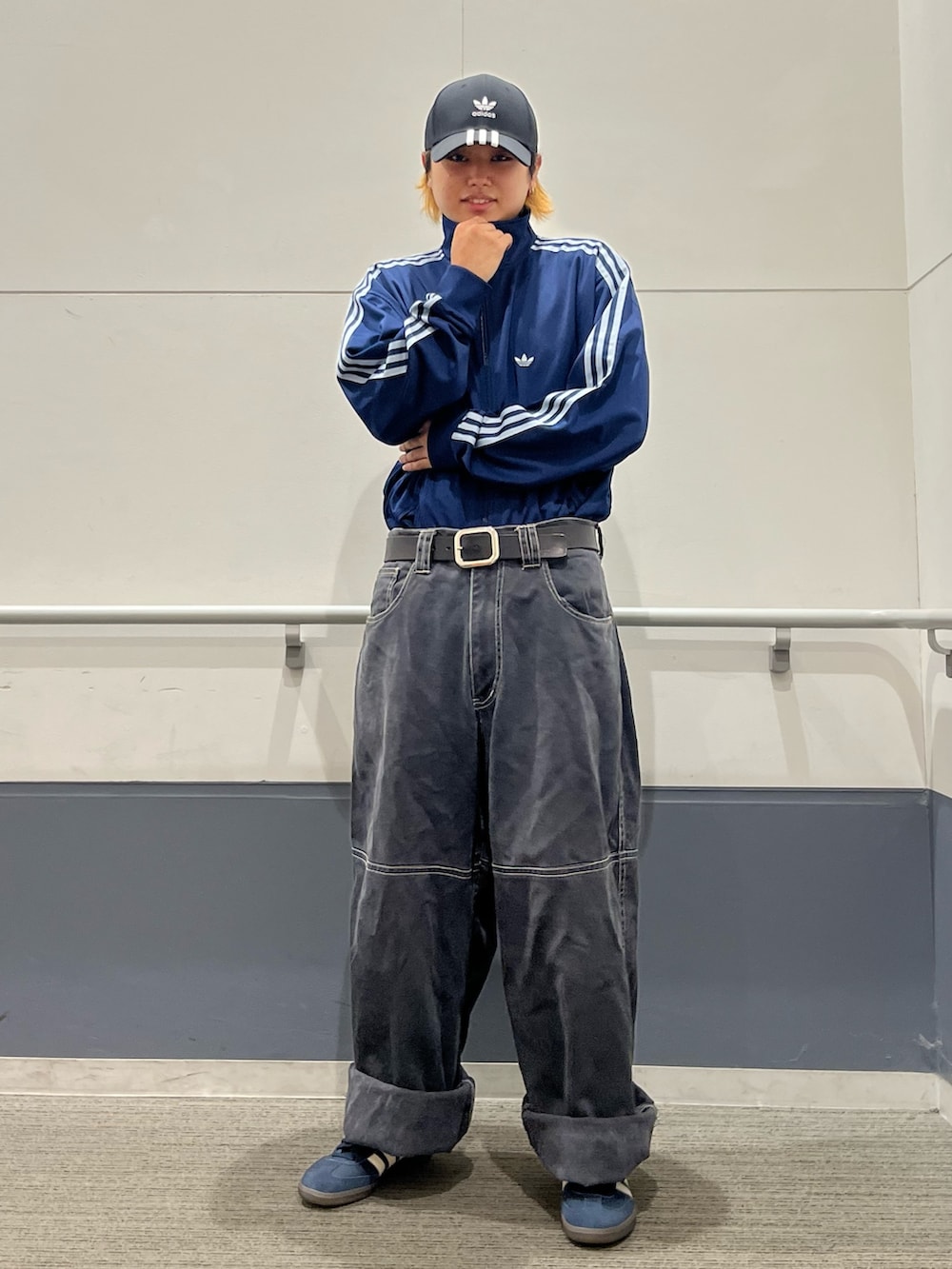 「スニーカー、adidas、ジャージ、ベースボールキャップ、adidas originals、トラックジャケット、サンバ、ベッケンバウアー、アディカラー、samba」｜「adidasのサンバ OG / Samba OG（スニーカー、ブルー系）」を使った、MS:(さん（メンズ・171cm）の秋コーディネートの3枚目の写真