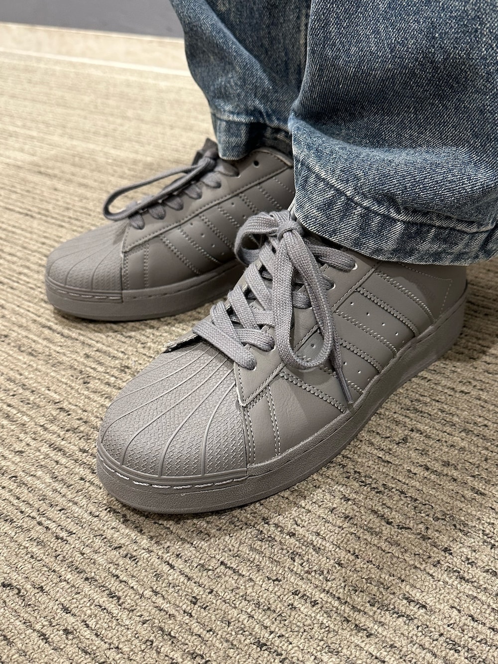 「スニーカー、アウター、adidas、アディダス、ファージャケット、adidas originals、フェイクファー、トラックジャケット、スーパースター、SUPERSTAR XLG」｜「adidasのファートラックジャケット / アディダスオリジナルス adidas Originals（ブルゾン、ブラック系）」を使った、MS:(さん（メンズ・171cm）の秋コーディネートの4枚目の写真