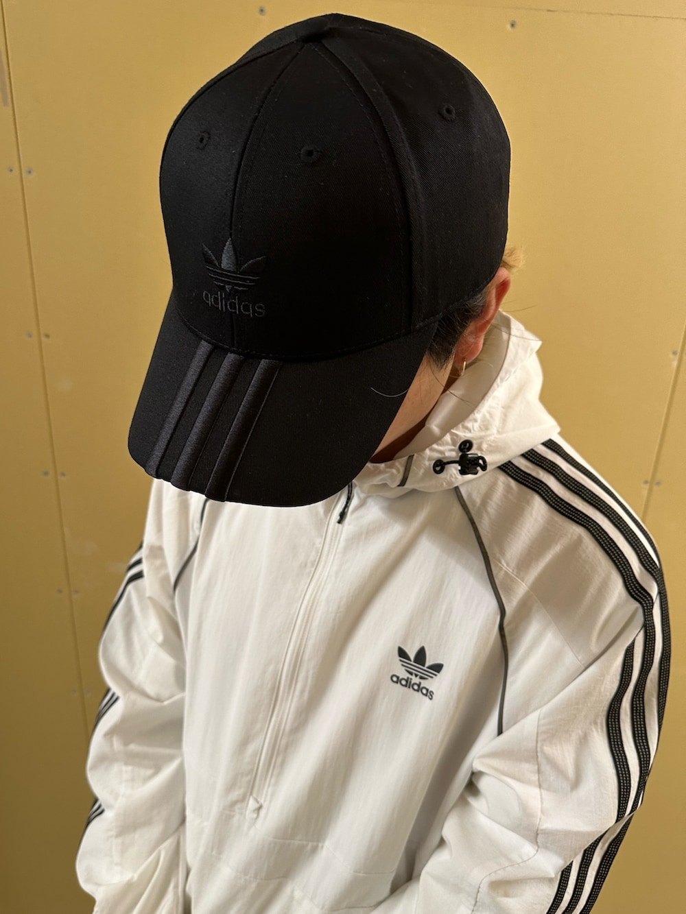 「スニーカー、adidas、アディダス、ワイドパンツ、デニムパンツ、厚底シューズ、adidas originals、アノラック、アノラックパーカー、オズガイア」｜「adidasのキャップ / アディダスオリジナルス（キャップ、ブラック系）」を使った、MS:(さん（メンズ・171cm）の冬コーディネートの3枚目の写真