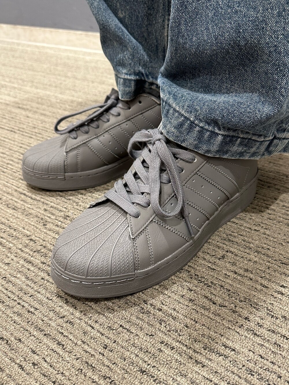 「スニーカー、アウター、adidas、コーチジャケット、アディダス、adidas originals、ボンバージャケット、スーパースター、フルジップパーカー、SUPERSTAR XLG」｜「adidasのコーチ ボンバージャケット / アディダスオリジナルス adidas Originals（ブルゾン、ブラック系）」を使った、MS:(さん（メンズ・171cm）の秋コーディネートの4枚目の写真