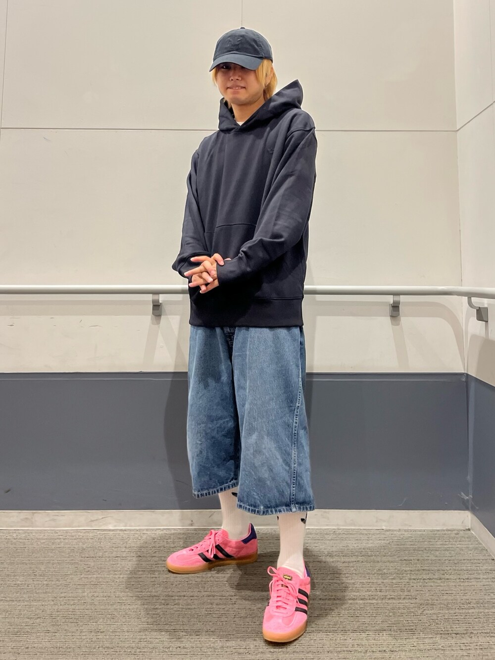 「スニーカー、ブラック、パーカー、adidas、ベースボールキャップ、adidas originals、フーディー、アディカラー、ガゼル」｜「adidasのアディカラー クラシックス トレフォイル ストーンウォッシュ ベースボールキャップ（キャップ、ブラック系）」を使った、MS:(さん（メンズ・171cm）の秋コーディネートの2枚目の写真