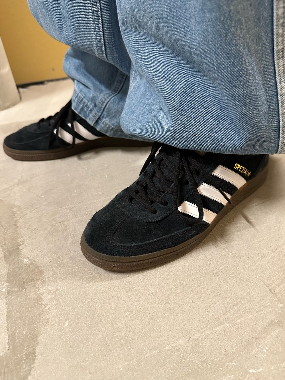「スニーカー、アウター、ダウンジャケット、adidas、リバーシブル、アディダス、ワイドパンツ、デニムパンツ、adidas originals、ハンドボールスペツィアル」｜「adidasのリバーシブルダウンジャケット / JKT DOWN REV / アディダスオリジナルス adidas Originals（ダウンジャケット/コート、グリーン系）」を使った、MS:(さん（メンズ・171cm）の冬コーディネートの5枚目の写真