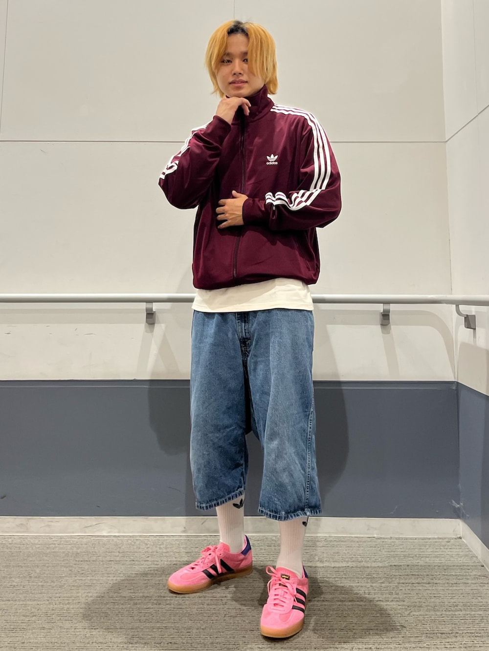 「スニーカー、adidas、adidas originals、トラックジャケット、アディダスオリジナルス、トラックトップ、アディカラー、ガゼル、ファイヤーバード」｜「adidasのアディカラー クラシックス ファイヤーバード トラックトップ（ジャージ）（ジャージ、レッド系）」を使った、MS:(さん（メンズ・171cm）の秋コーディネートの2枚目の写真