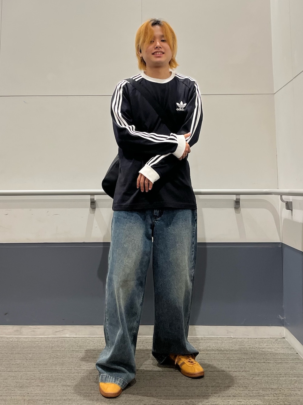 「スニーカー、ショルダーバッグ、adidas、ロンT、アディダス、adidas originals、タバコ、長袖Tシャツ、スリーストライプス、アディカラー」｜「adidasのアディカラー クラシックス スリーストライプス 長袖Tシャツ / ロンT / アディダスオリジナルス adidas Originals（Tシャツ/カットソー、ブラック系）」を使った、MS:(さん（メンズ・171cm）の秋コーディネートの3枚目の写真
