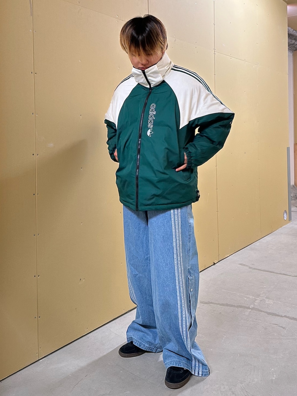 「スニーカー、アウター、ダウンジャケット、adidas、リバーシブル、アディダス、ワイドパンツ、デニムパンツ、adidas originals、ハンドボールスペツィアル」｜「adidasのリバーシブルダウンジャケット / JKT DOWN REV / アディダスオリジナルス adidas Originals（ダウンジャケット/コート、グリーン系）」を使った、MS:(さん（メンズ・171cm）の冬コーディネートの3枚目の写真
