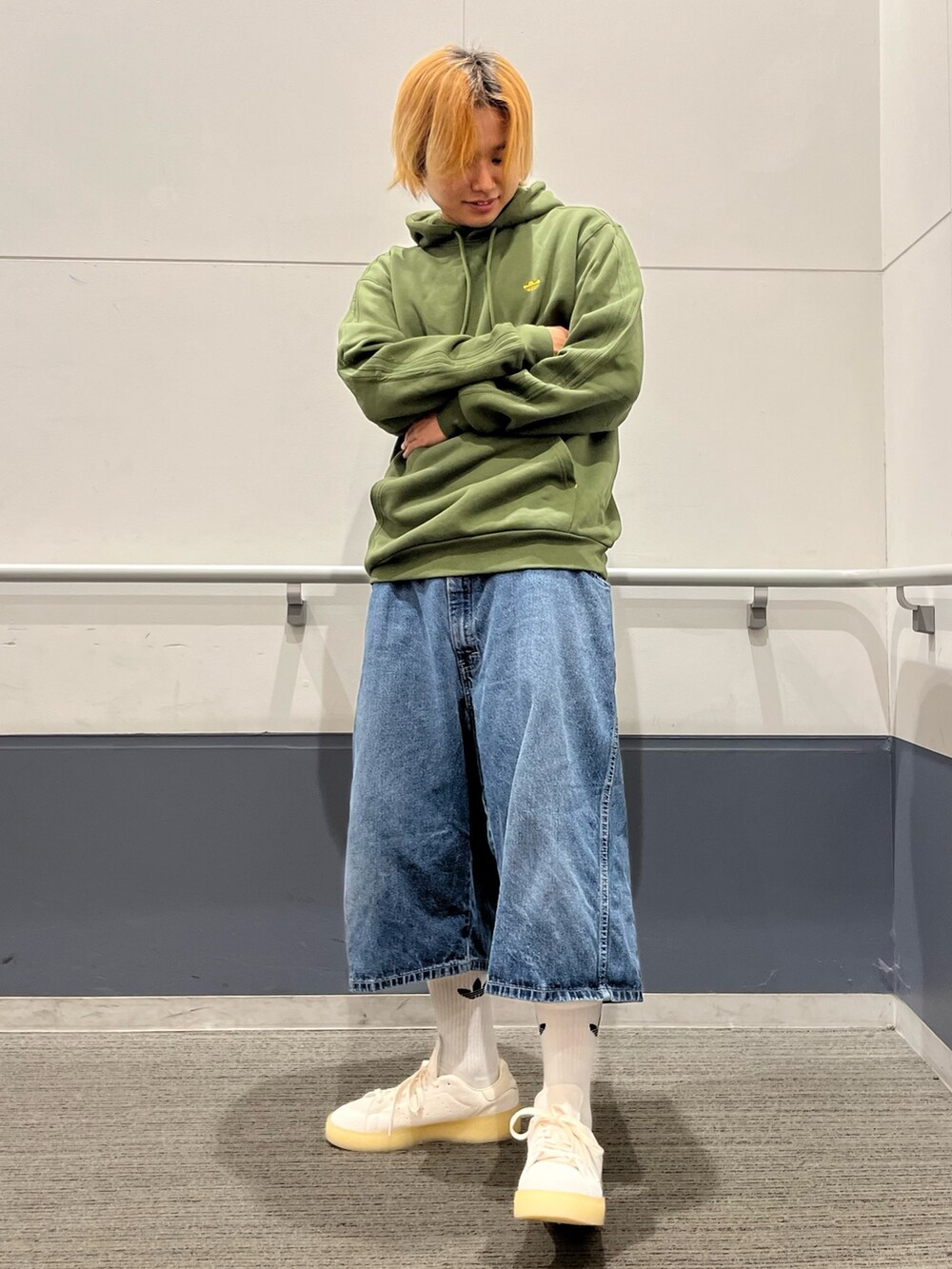「スニーカー、グリーン、パーカー、adidas、スタンスミス、adidas originals、フーディー、シュムーフォイル」｜「adidasのヘビーウェイト シュムーフォイル パーカー（パーカー、グリーン系）」を使った、MS:(さん（メンズ・171cm）の秋コーディネートの3枚目の写真