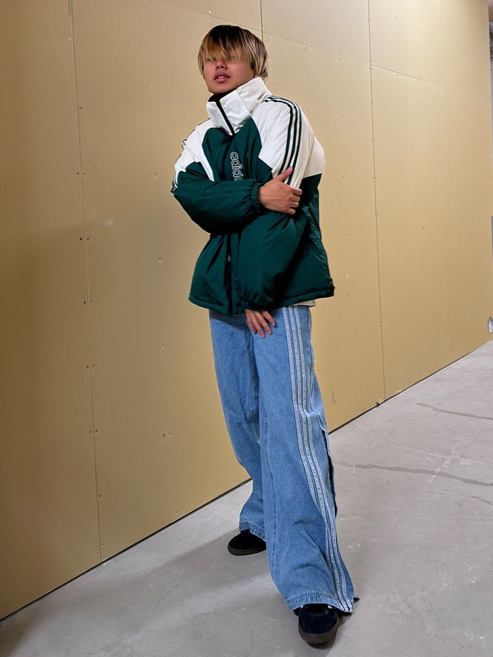 「スニーカー、アウター、ダウンジャケット、adidas、リバーシブル、アディダス、ワイドパンツ、デニムパンツ、adidas originals、ハンドボールスペツィアル」｜「adidasのリバーシブルダウンジャケット / JKT DOWN REV / アディダスオリジナルス adidas Originals（ダウンジャケット/コート、グリーン系）」を使った、MS:(さん（メンズ・171cm）の冬コーディネートの4枚目の写真
