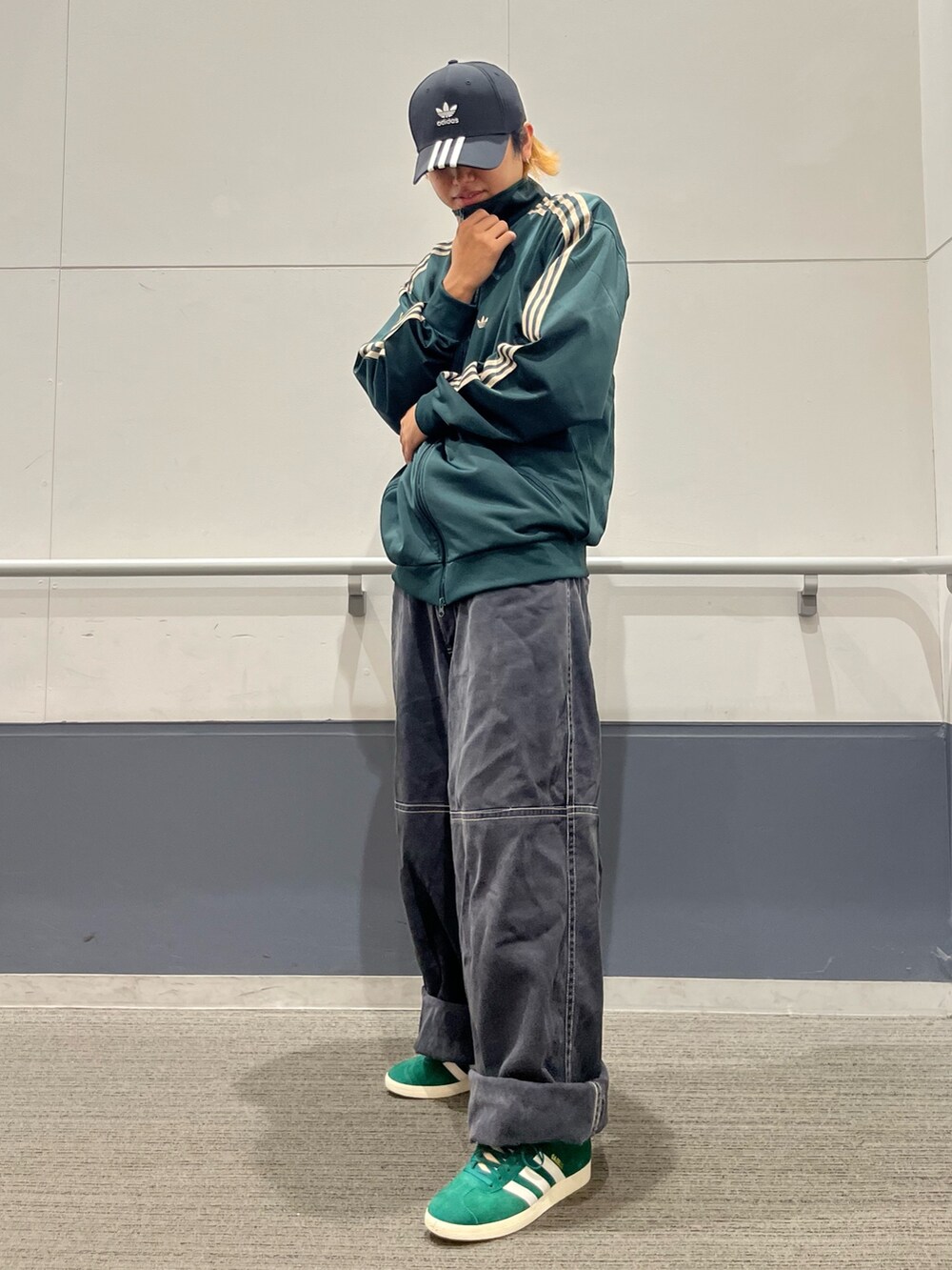 「スニーカー、ジャケット、adidas、ジャージ、アディダス、ベースボールキャップ、adidas originals、トラックジャケット、ベッケンバウアー、ガゼル」｜「adidasのアディカラー クラシック トレフォイル ストーンウォッシュ ベースボールキャップ（キャップ、ブラック系）」を使った、MS:(さん（メンズ・171cm）の秋コーディネートの3枚目の写真