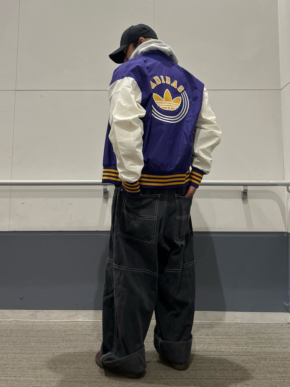 「スニーカー、ジャケット、adidas、アディダス、ベースボールキャップ、adidas originals、ボンバージャケット、アディカラー、ステート シリーズ」｜「adidasのアディカラー クラシック トレフォイル ストーンウォッシュ ベースボールキャップ（キャップ、ブラック系）」を使った、MS:(さん（メンズ・171cm）の秋コーディネートの4枚目の写真