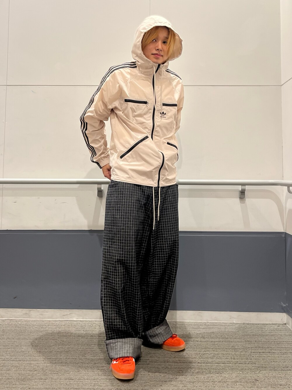 「スニーカー、adidas、アディダス、ナイロンジャケット、adidas originals、ウインドブレーカー、アディカラー、ガゼル」｜「adidasのアディカラー クラシックス ウインドブレーカー（ナイロンジャケット、ベージュ系）」を使った、MS:(さん（メンズ・171cm）の秋コーディネートの3枚目の写真