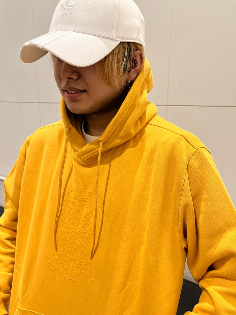「スニーカー、イエロー、キャップ、パーカー、adidas、スタンスミス、adidas originals、フーディー、アディダスコーデ、シュムーフォイル」｜「adidasのスタンスミス クレープ / Stan Smith Crepe / アディダスオリジナルス adidas Originals（スニーカー、ホワイト系）」を使った、MS:(さん（メンズ・171cm）の秋コーディネートの4枚目の写真