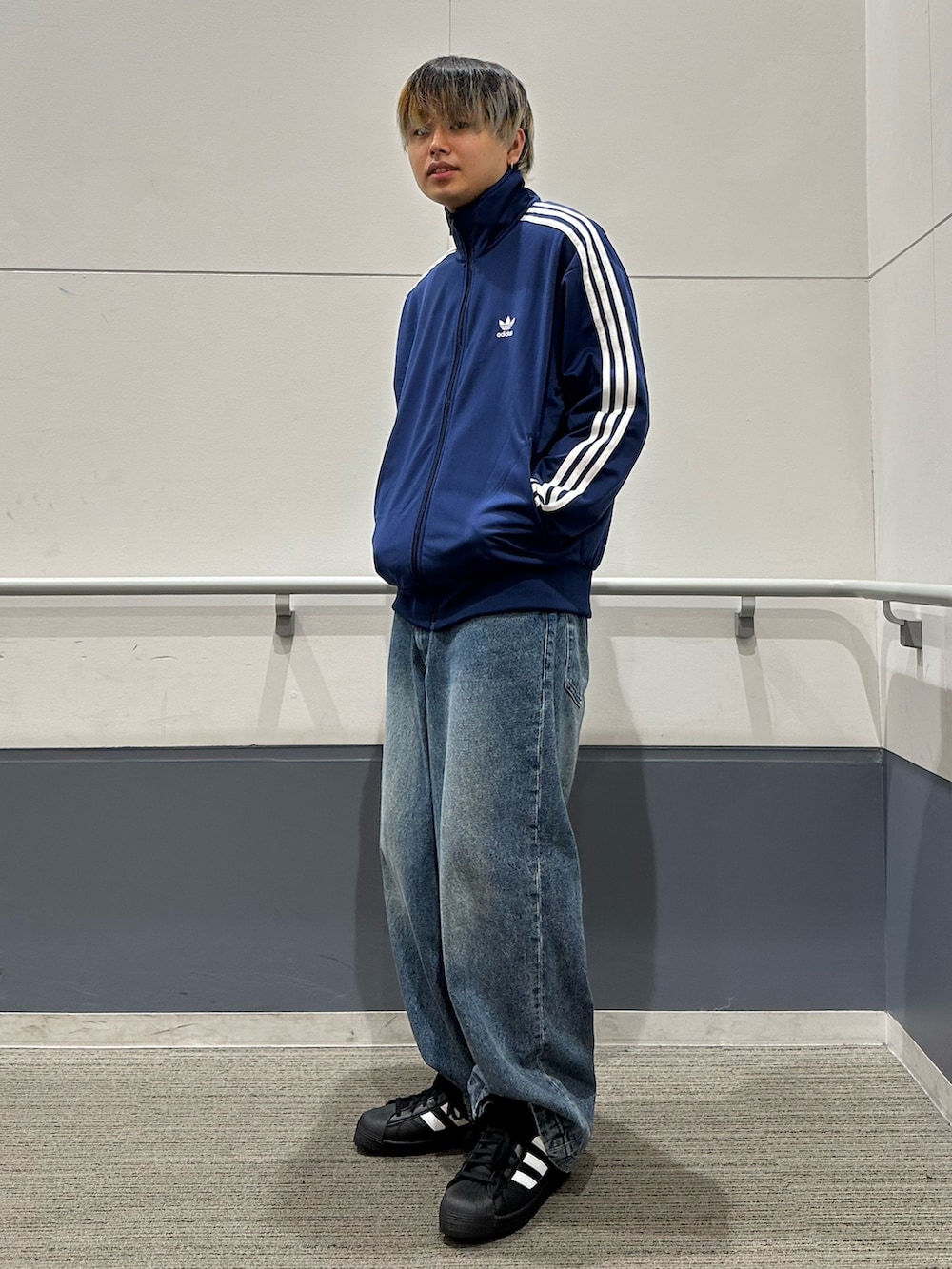 「スニーカー、ブーツ、adidas、ジャージ、GORE-TEX、adidas originals、トラックジャケット、トラックトップ、アディカラー、ファイヤーバード」｜「adidasのアディカラー クラシックス ファイヤーバード トラックトップ（ジャージ） / アディダスオリジナルス adidas Originals（ジャージ、ブルー系）」を使った、MS:(さん（メンズ・171cm）の秋コーディネートの3枚目の写真