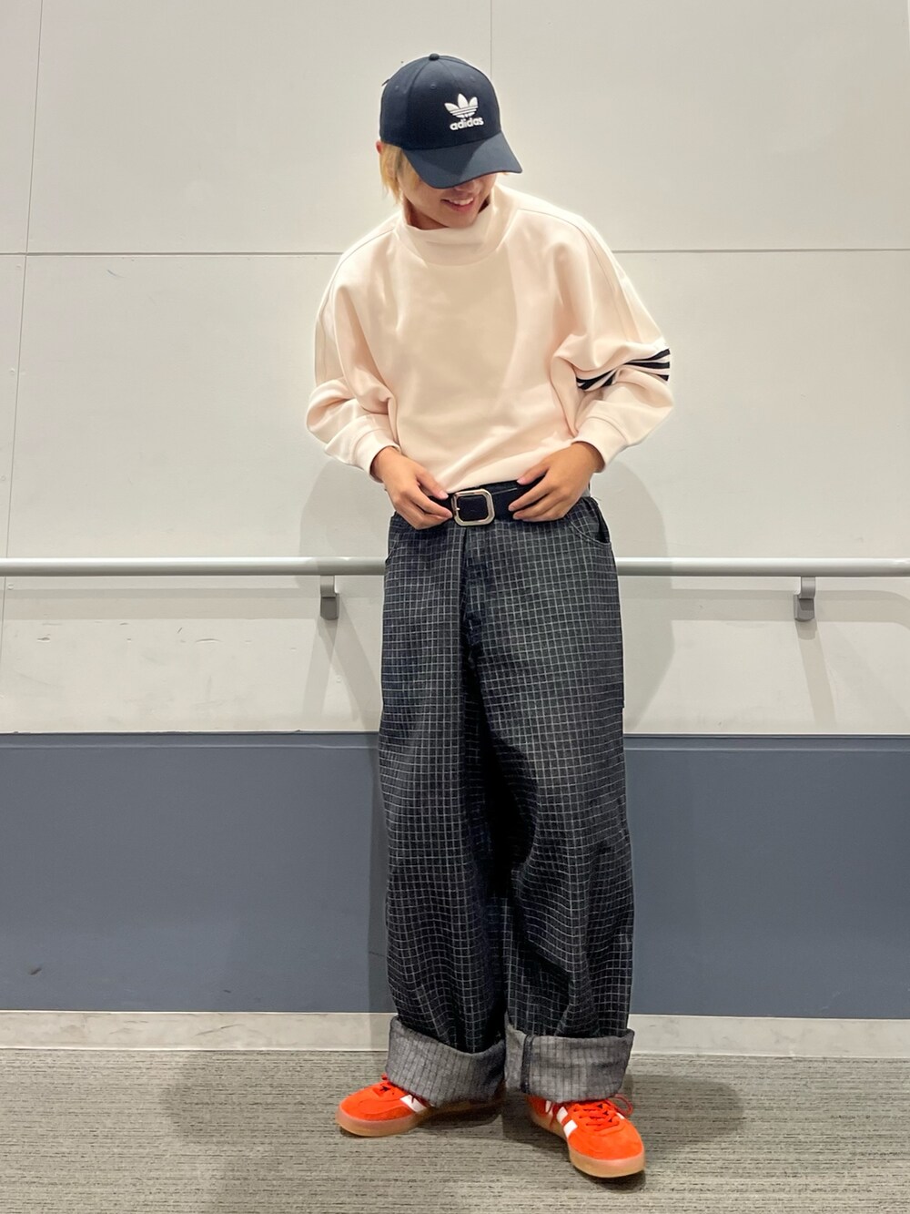 「スウェット、スニーカー、adidas、ハイネック、オーバーサイズ、ベースボールキャップ、adidas originals、トレフォイル、アディカラー、ガゼル」｜「adidasのトレフォイル クラシック ベースボール キャップ [TREFOIL CLASSIC BASEBALL CAP]  / アディダスオリジナルス adidas Originals（キャップ、ブラック系）」を使った、MS:(さん（メンズ・171cm）の秋コーディネートの2枚目の写真