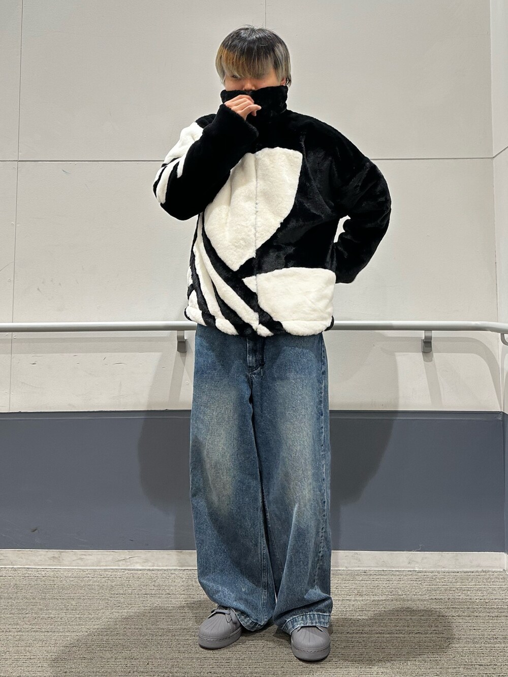 「スニーカー、アウター、adidas、アディダス、ファージャケット、adidas originals、フェイクファー、トラックジャケット、スーパースター、SUPERSTAR XLG」｜「adidasのファートラックジャケット / アディダスオリジナルス adidas Originals（ブルゾン、ブラック系）」を使った、MS:(さん（メンズ・171cm）の秋コーディネートの3枚目の写真