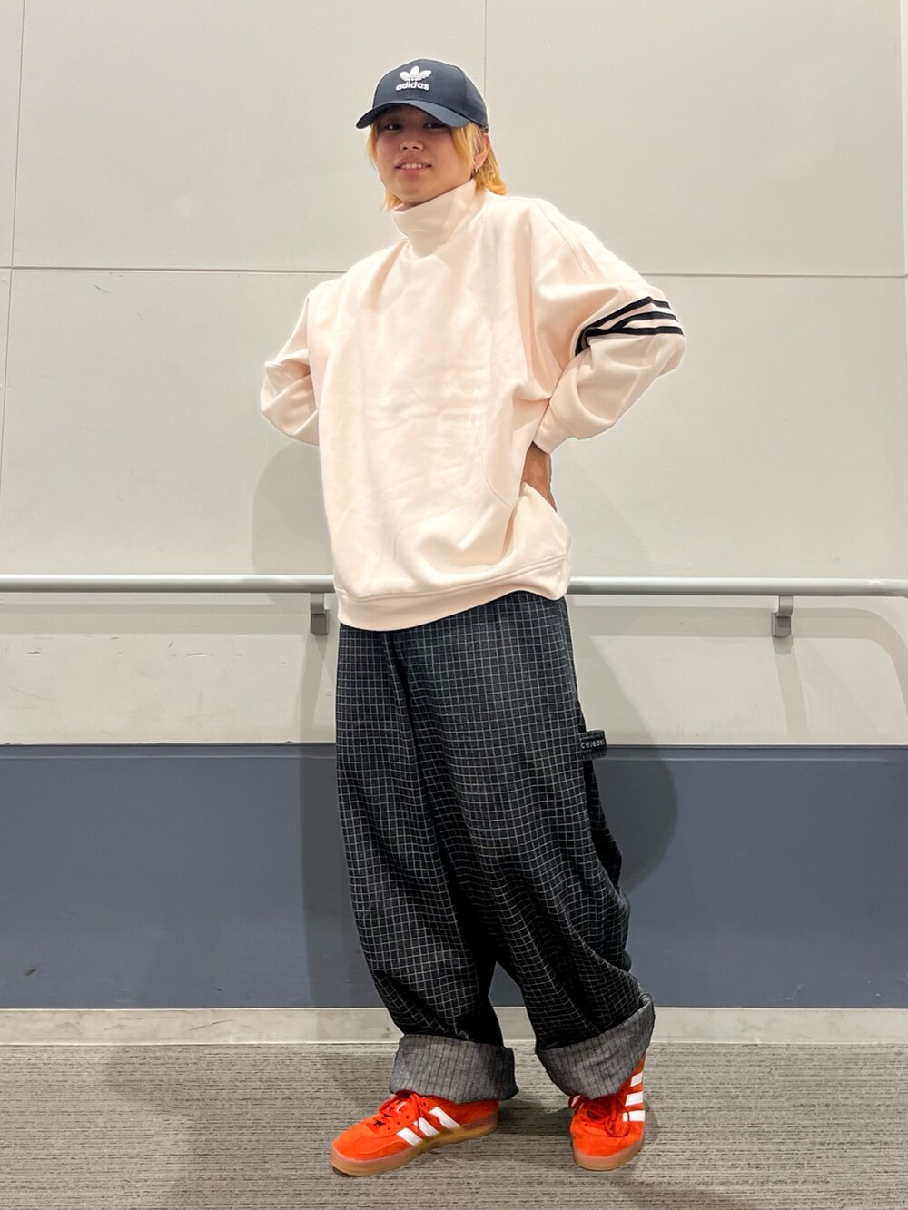 「スウェット、スニーカー、adidas、ハイネック、オーバーサイズ、ベースボールキャップ、adidas originals、トレフォイル、アディカラー、ガゼル」｜「adidasのトレフォイル クラシック ベースボール キャップ [TREFOIL CLASSIC BASEBALL CAP]  / アディダスオリジナルス adidas Originals（キャップ、ブラック系）」を使った、MS:(さん（メンズ・171cm）の秋コーディネートの3枚目の写真