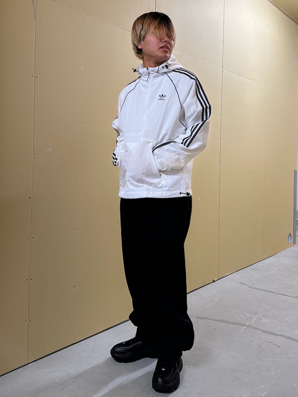 「スニーカー、adidas、厚底シューズ、トラックパンツ、adidas originals、アノラック、アノラックパーカー、ハーフジップ、ファイヤーバード、オズガイア」｜「adidasのアノラック / ANORAK / アディダスオリジナルス adidas Originals（ナイロンジャケット、ホワイト系）」を使った、MS:(さん（メンズ・171cm）の冬コーディネートの2枚目の写真