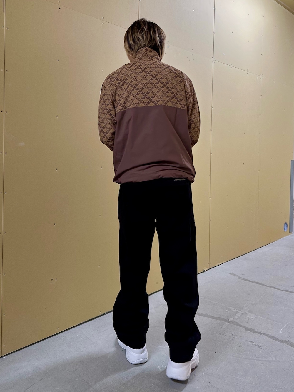 「デニム、adidas、ナイロンジャケット、厚底シューズ、トラックパンツ、adidas originals、モノグラム、ファイヤーバード、オズガイア」｜「adidasのプレミアムデニム ファイヤーバード トラックパンツ（スウェットパンツ、ブラック系）」を使った、MS:(さん（メンズ・171cm）の冬コーディネートの3枚目の写真