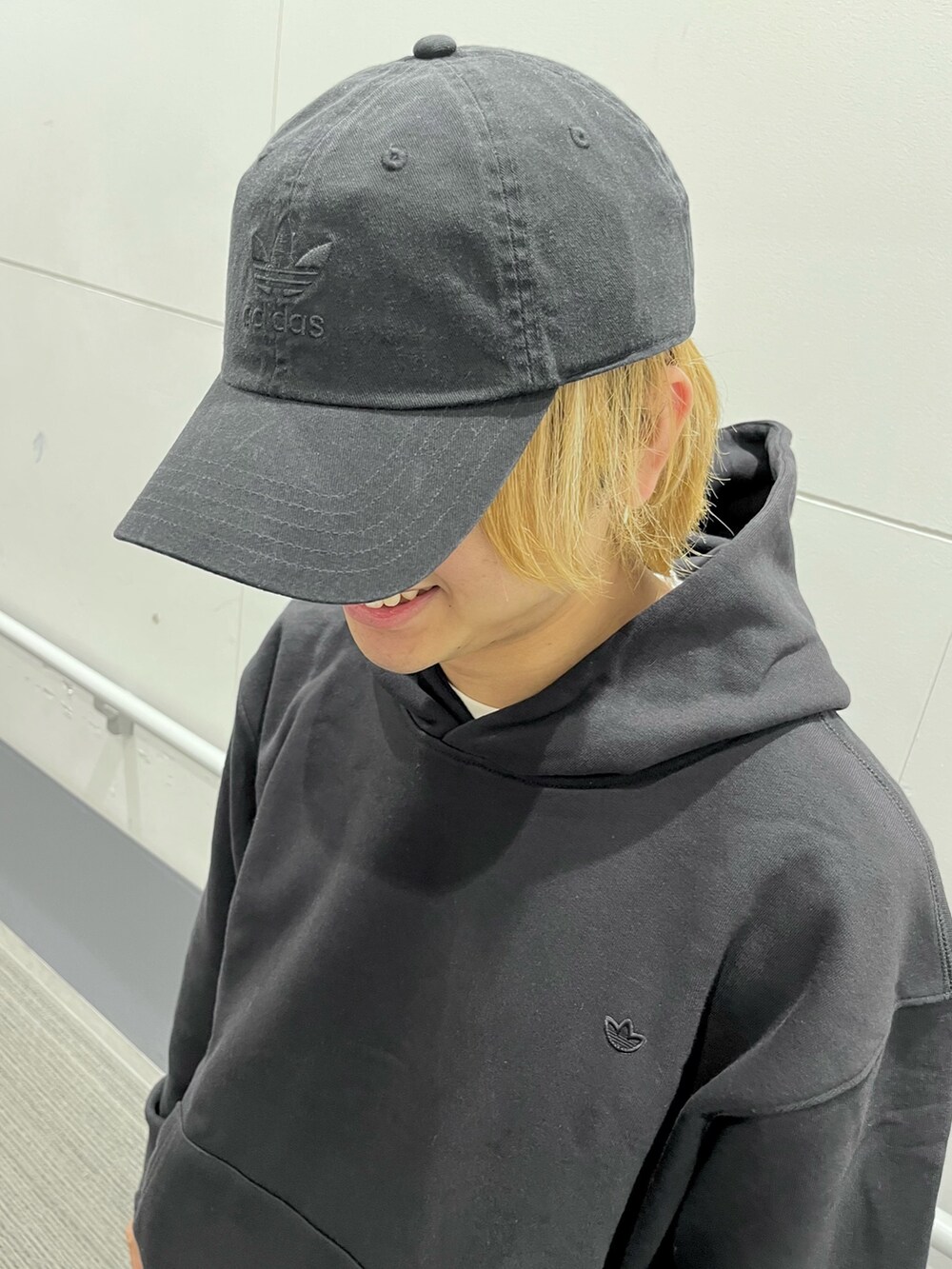 「スニーカー、ブラック、パーカー、adidas、ベースボールキャップ、adidas originals、フーディー、アディカラー、ガゼル」｜「adidasのアディカラー クラシックス トレフォイル ストーンウォッシュ ベースボールキャップ（キャップ、ブラック系）」を使った、MS:(さん（メンズ・171cm）の秋コーディネートの4枚目の写真