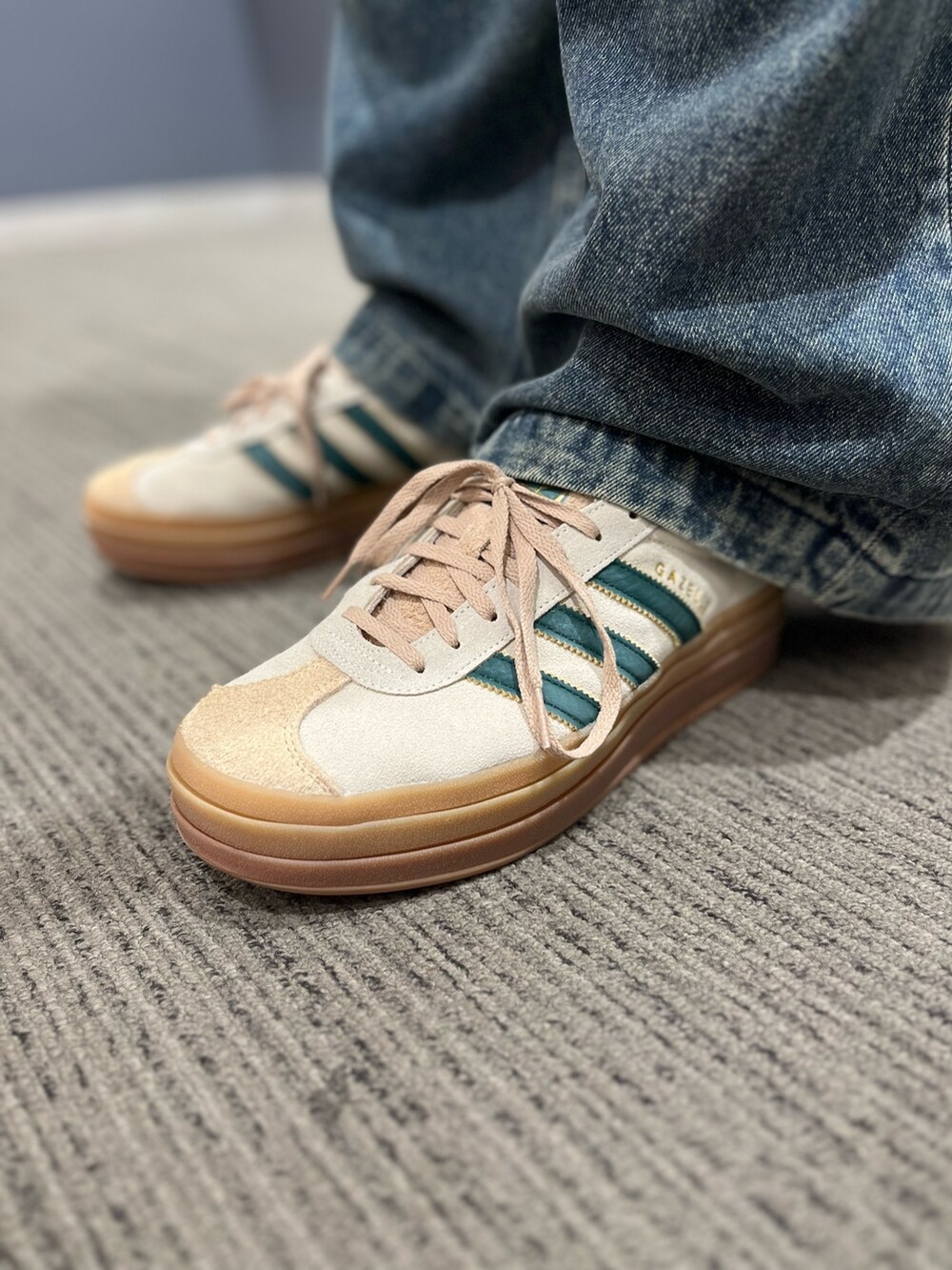 ベージュ系のスニーカー、ブラック系のパーカーを着用したメンズの秋コーディネートの5枚目の写真