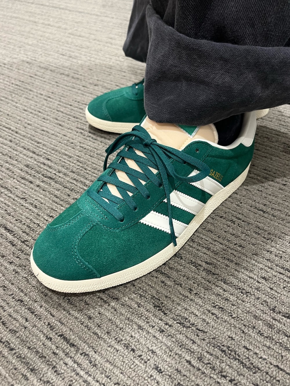「スニーカー、ジャケット、adidas、ジャージ、アディダス、ベースボールキャップ、adidas originals、トラックジャケット、ベッケンバウアー、ガゼル」｜「adidasのアディカラー クラシック トレフォイル ストーンウォッシュ ベースボールキャップ（キャップ、ブラック系）」を使った、MS:(さん（メンズ・171cm）の秋コーディネートの5枚目の写真