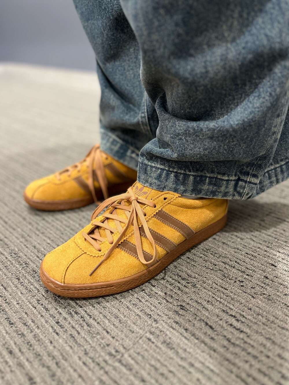 「スニーカー、ショルダーバッグ、adidas、ロンT、アディダス、adidas originals、タバコ、長袖Tシャツ、スリーストライプス、アディカラー」｜「adidasのアディカラー クラシックス スリーストライプス 長袖Tシャツ / ロンT / アディダスオリジナルス adidas Originals（Tシャツ/カットソー、ブラック系）」を使った、MS:(さん（メンズ・171cm）の秋コーディネートの4枚目の写真