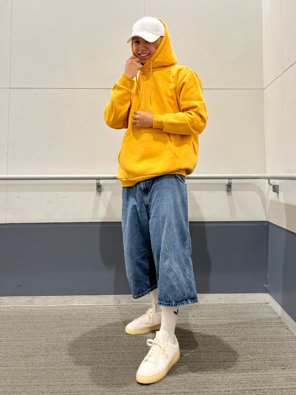 「スニーカー、イエロー、キャップ、パーカー、adidas、スタンスミス、adidas originals、フーディー、アディダスコーデ、シュムーフォイル」｜「adidasのスタンスミス クレープ / Stan Smith Crepe / アディダスオリジナルス adidas Originals（スニーカー、ホワイト系）」を使った、MS:(さん（メンズ・171cm）の秋コーディネートの3枚目の写真