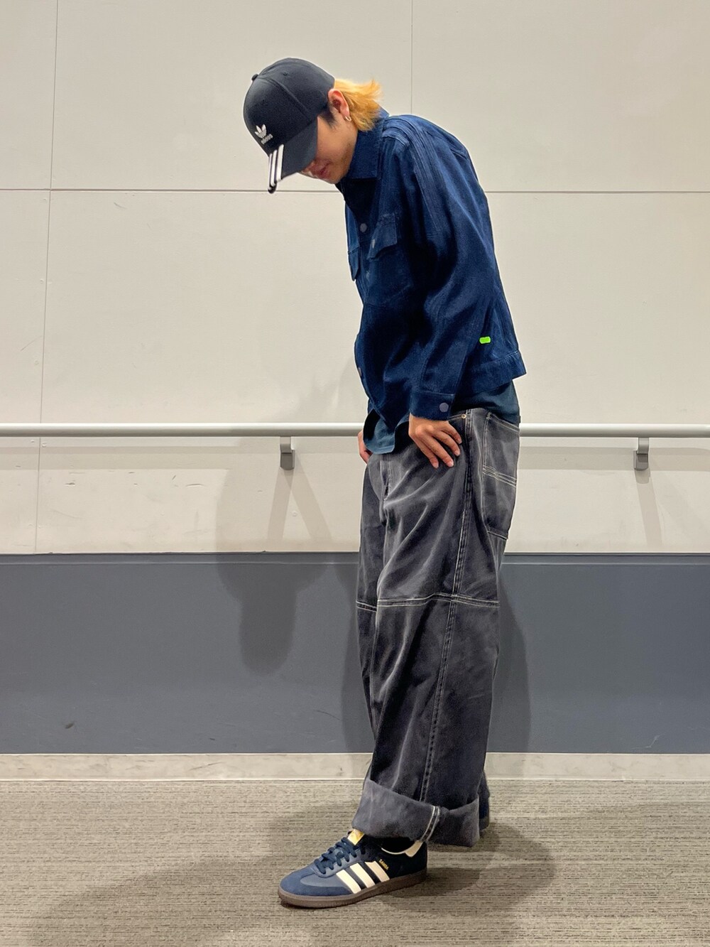 「スニーカー、デニムジャケット、ネイビー、adidas、ベースボールキャップ、adidas originals、サンバ、アディカラー、samba、クセニア・シュナイダー」｜「adidasのアディカラー クラシック トレフォイル ストーンウォッシュ ベースボールキャップ（キャップ、ブラック系）」を使った、MS:(さん（メンズ・171cm）の秋コーディネートの2枚目の写真