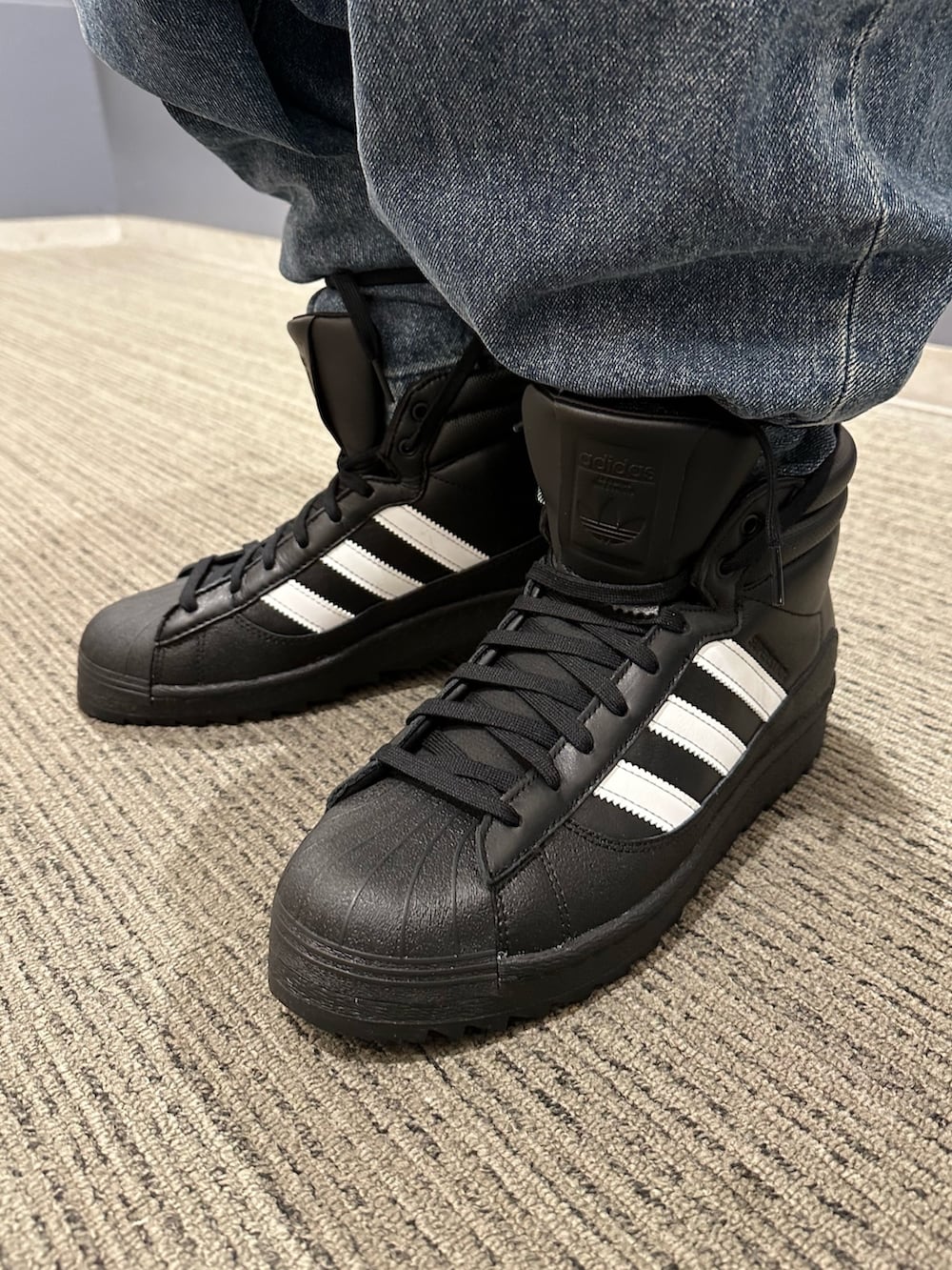 「ジャケット、アウター、ブーツ、adidas、アディダス、GORE-TEX、防水、adidas originals、シェルジャケット、スケートボーディング」｜「adidasのディル アイズ テック シェルジャケット / アディダスオリジナルス adidas Originals（ナイロンジャケット、ブラウン系）」を使った、MS:(さん（メンズ・171cm）の秋コーディネートの5枚目の写真