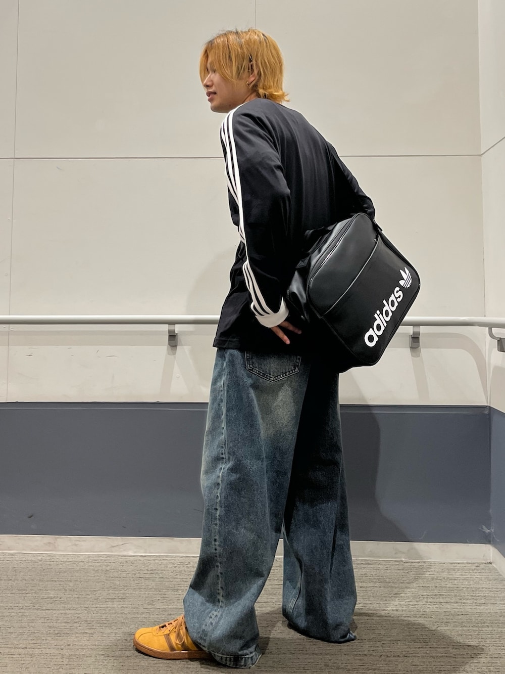 「スニーカー、ショルダーバッグ、adidas、ロンT、アディダス、adidas originals、タバコ、長袖Tシャツ、スリーストライプス、アディカラー」｜「adidasのアディカラー クラシックス スリーストライプス 長袖Tシャツ / ロンT / アディダスオリジナルス adidas Originals（Tシャツ/カットソー、ブラック系）」を使った、MS:(さん（メンズ・171cm）の秋コーディネートの2枚目の写真