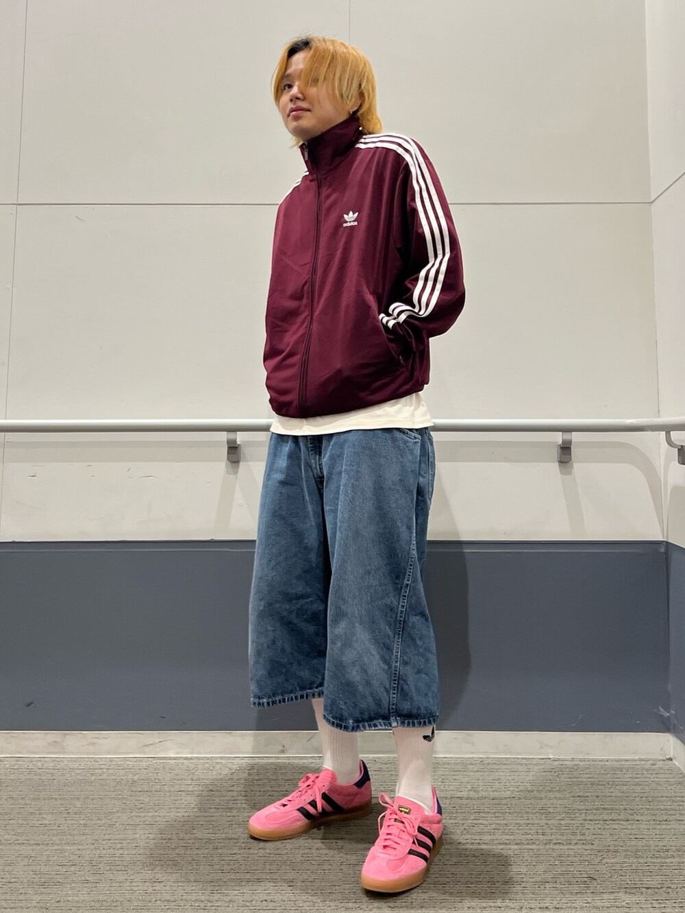 「スニーカー、adidas、adidas originals、トラックジャケット、アディダスオリジナルス、トラックトップ、アディカラー、ガゼル、ファイヤーバード」｜「adidasのアディカラー クラシックス ファイヤーバード トラックトップ（ジャージ）（ジャージ、レッド系）」を使った、MS:(さん（メンズ・171cm）の秋コーディネートの3枚目の写真