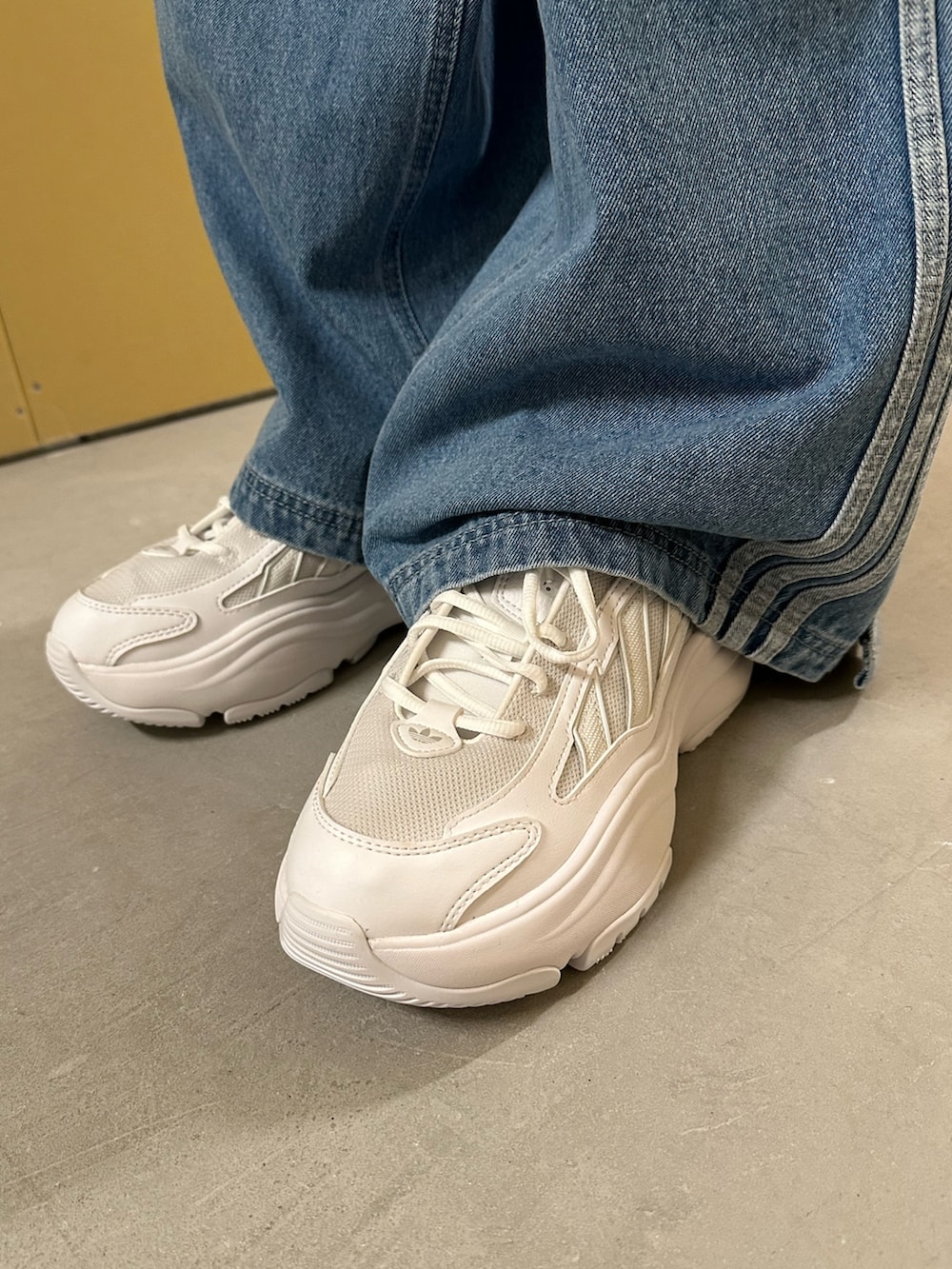 「スニーカー、ジャケット、adidas、アディダス、デニムパンツ、ナイロンジャケット、厚底シューズ、adidas originals、モノグラム、オズガイア」｜「adidasのニュートラルコート デニムパンツ / アディダスオリジナルス adidas Originals（デニムパンツ、ブルー系）」を使った、MS:(さん（メンズ・171cm）の冬コーディネートの3枚目の写真