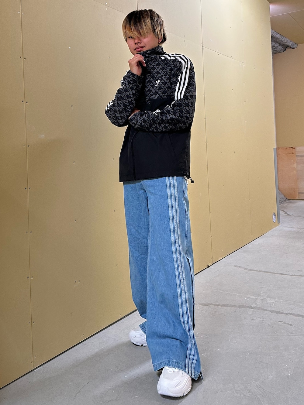 「スニーカー、ジャケット、adidas、アディダス、デニムパンツ、ナイロンジャケット、厚底シューズ、adidas originals、モノグラム、オズガイア」｜「adidasのニュートラルコート デニムパンツ / アディダスオリジナルス adidas Originals（デニムパンツ、ブルー系）」を使った、MS:(さん（メンズ・171cm）の冬コーディネートの2枚目の写真