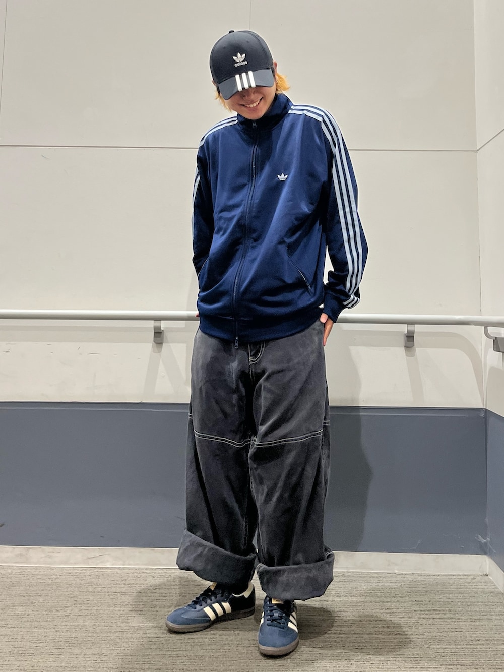 「スニーカー、adidas、ジャージ、ベースボールキャップ、adidas originals、トラックジャケット、サンバ、ベッケンバウアー、アディカラー、samba」｜「adidasのサンバ OG / Samba OG（スニーカー、ブルー系）」を使った、MS:(さん（メンズ・171cm）の秋コーディネートの2枚目の写真