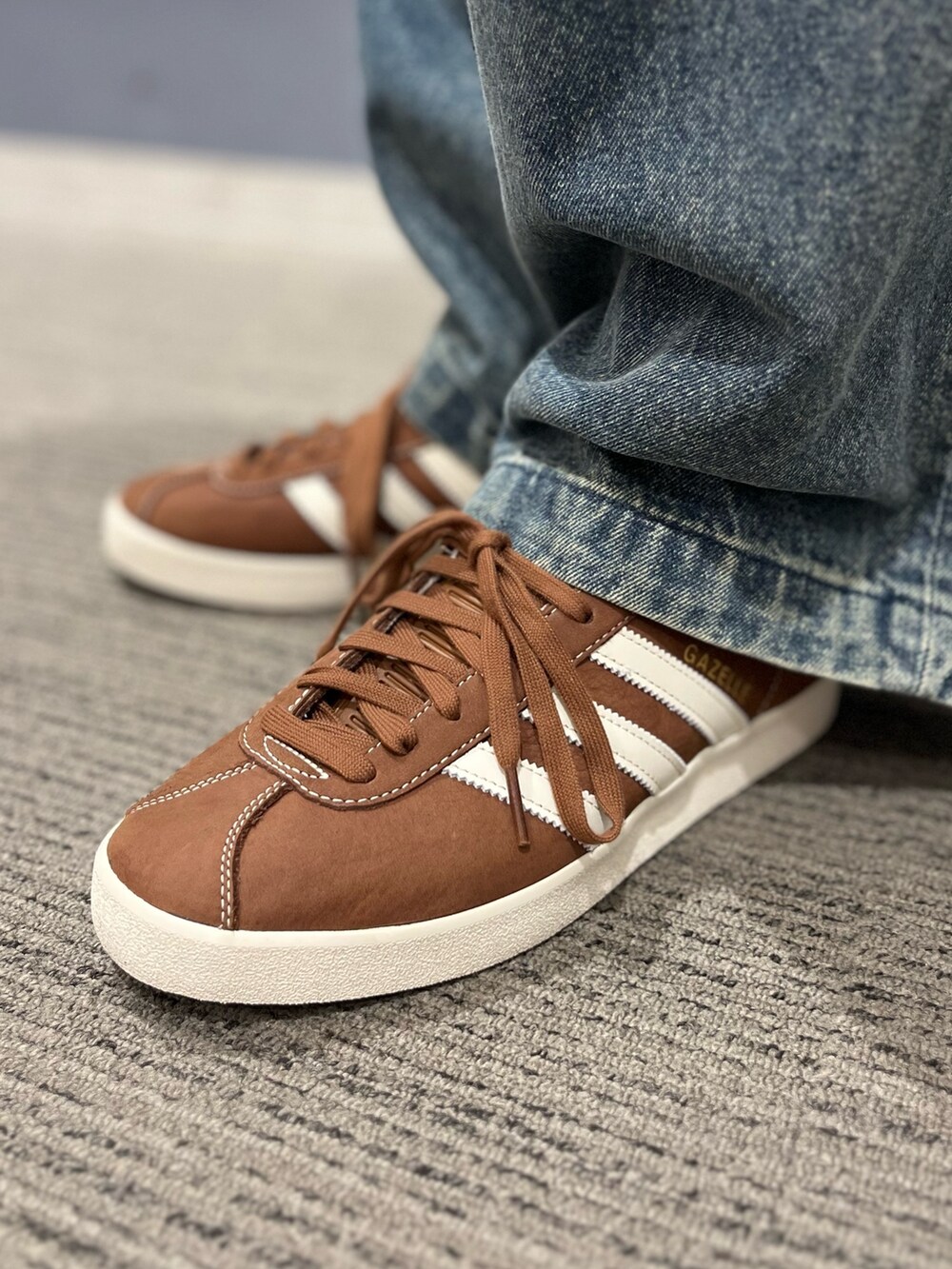 「スニーカー、adidas、ロンT、アディダス、adidas originals、長袖Tシャツ、ガゼル、シュムーフォイル」｜「adidasのガゼル 85 / Gazelle 85 / アディダスオリジナルス adidas Originals（スニーカー、ブラウン系）」を使った、MS:(さん（メンズ・171cm）の秋コーディネートの6枚目の写真