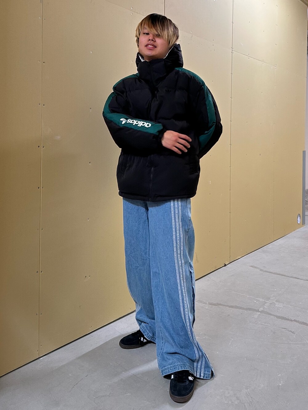 「スニーカー、アウター、ダウンジャケット、adidas、リバーシブル、アディダス、ワイドパンツ、デニムパンツ、adidas originals、ハンドボールスペツィアル」｜「adidasのリバーシブルダウンジャケット / JKT DOWN REV / アディダスオリジナルス adidas Originals（ダウンジャケット/コート、グリーン系）」を使った、MS:(さん（メンズ・171cm）の冬コーディネートの2枚目の写真