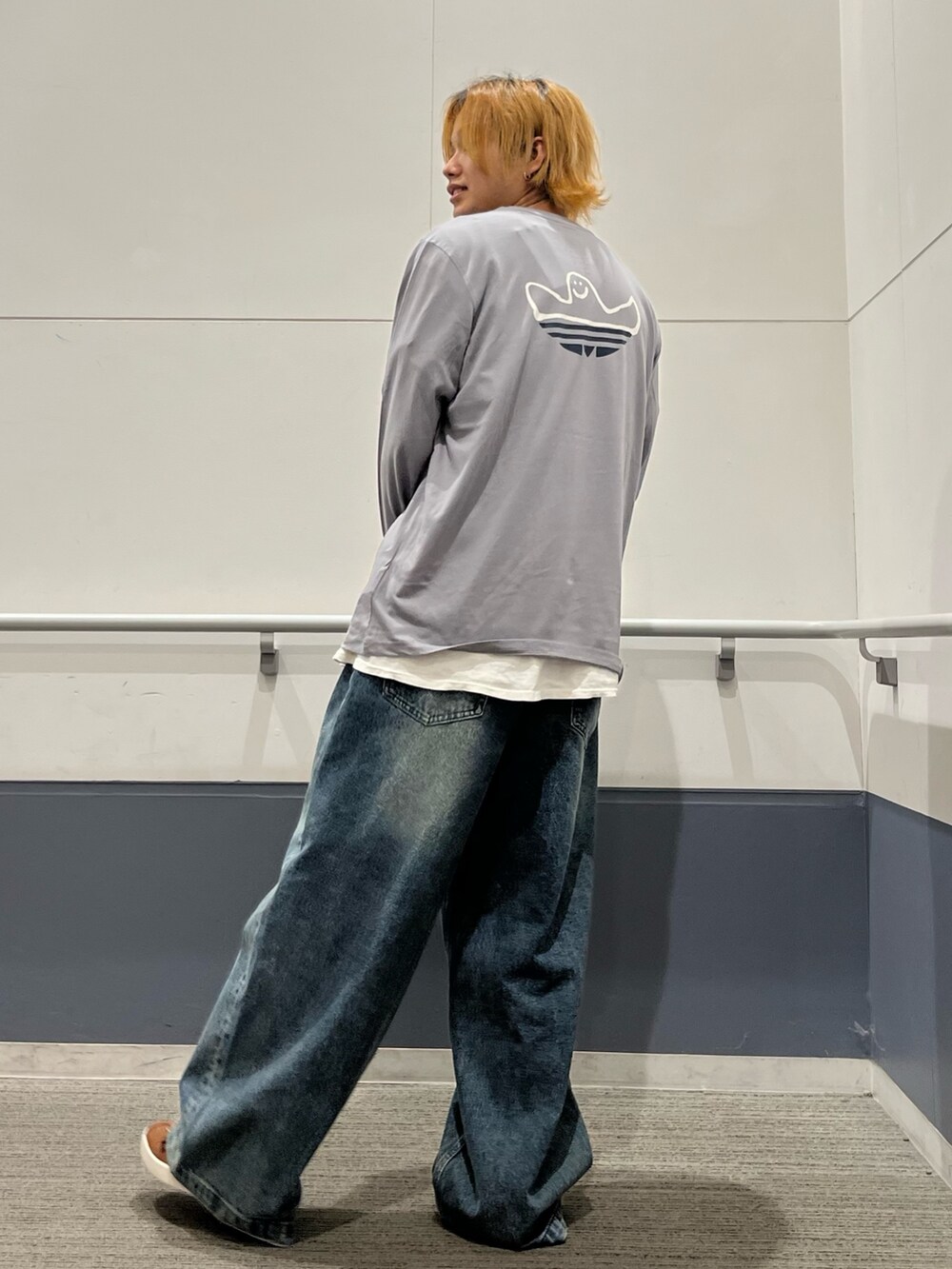 「スニーカー、adidas、ロンT、アディダス、adidas originals、長袖Tシャツ、ガゼル、シュムーフォイル」｜「adidasのガゼル 85 / Gazelle 85 / アディダスオリジナルス adidas Originals（スニーカー、ブラウン系）」を使った、MS:(さん（メンズ・171cm）の秋コーディネートの3枚目の写真
