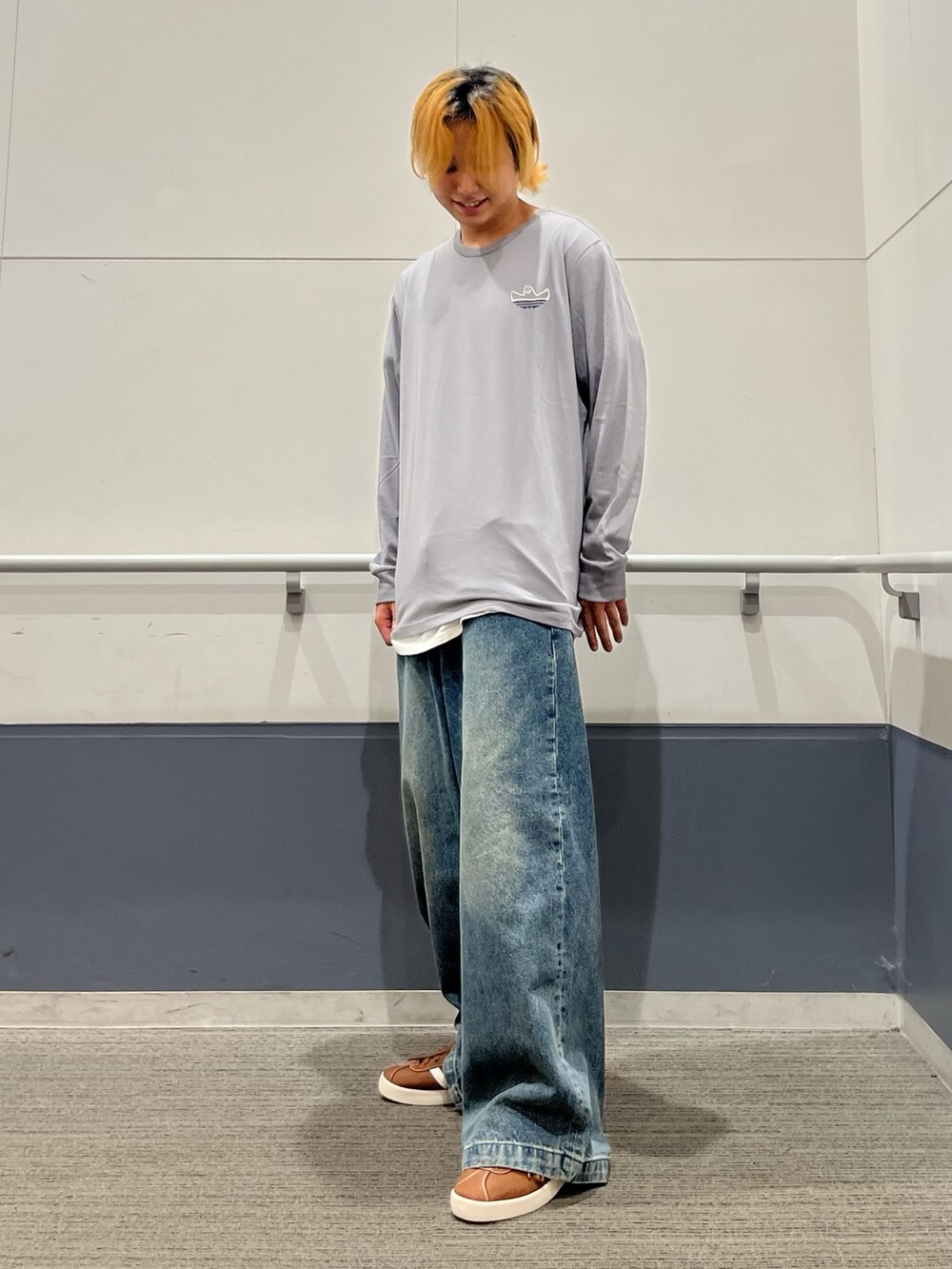 「スニーカー、adidas、ロンT、アディダス、adidas originals、長袖Tシャツ、ガゼル、シュムーフォイル」｜「adidasのガゼル 85 / Gazelle 85 / アディダスオリジナルス adidas Originals（スニーカー、ブラウン系）」を使った、MS:(さん（メンズ・171cm）の秋コーディネートの2枚目の写真