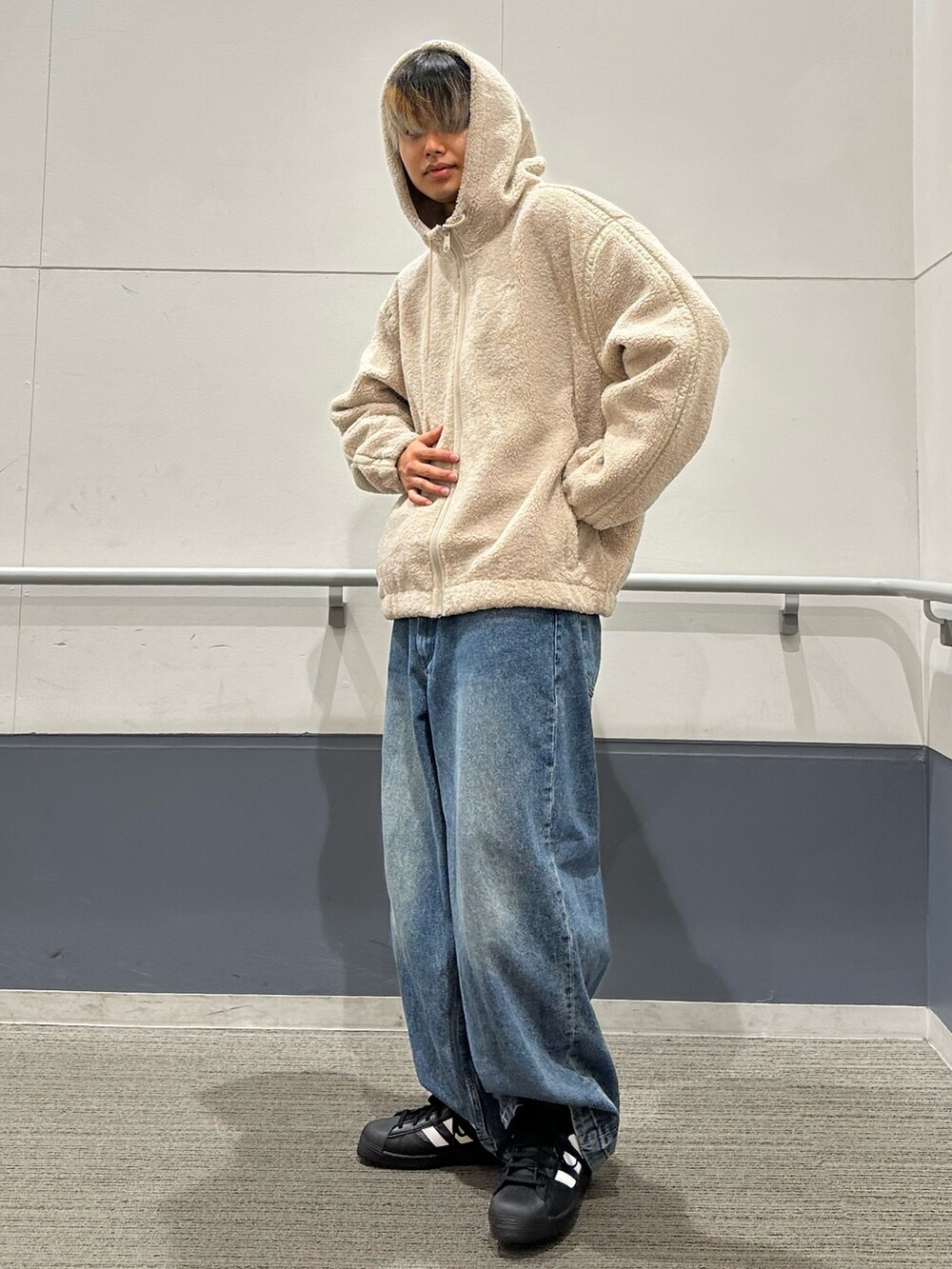 「スニーカー、アウター、ブーツ、adidas、フリース、アディダス、GORE-TEX、フリースジャケット、adidas originals、フルジップパーカー」｜「adidasのプレミアム エッセンシャルズ フリースジャケット / アディダスオリジナルス adidas Originals（ブルゾン、ベージュ系）」を使った、MS:(さん（メンズ・171cm）の秋コーディネートの3枚目の写真