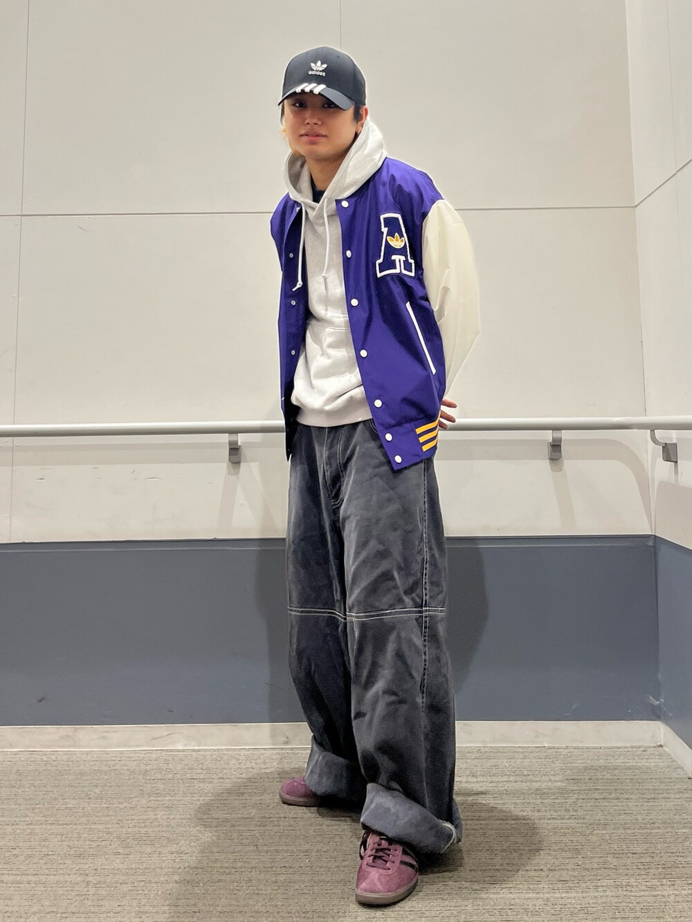 「スニーカー、ジャケット、adidas、アディダス、ベースボールキャップ、adidas originals、ボンバージャケット、アディカラー、ステート シリーズ」｜「adidasのアディカラー クラシック トレフォイル ストーンウォッシュ ベースボールキャップ（キャップ、ブラック系）」を使った、MS:(さん（メンズ・171cm）の秋コーディネートの2枚目の写真